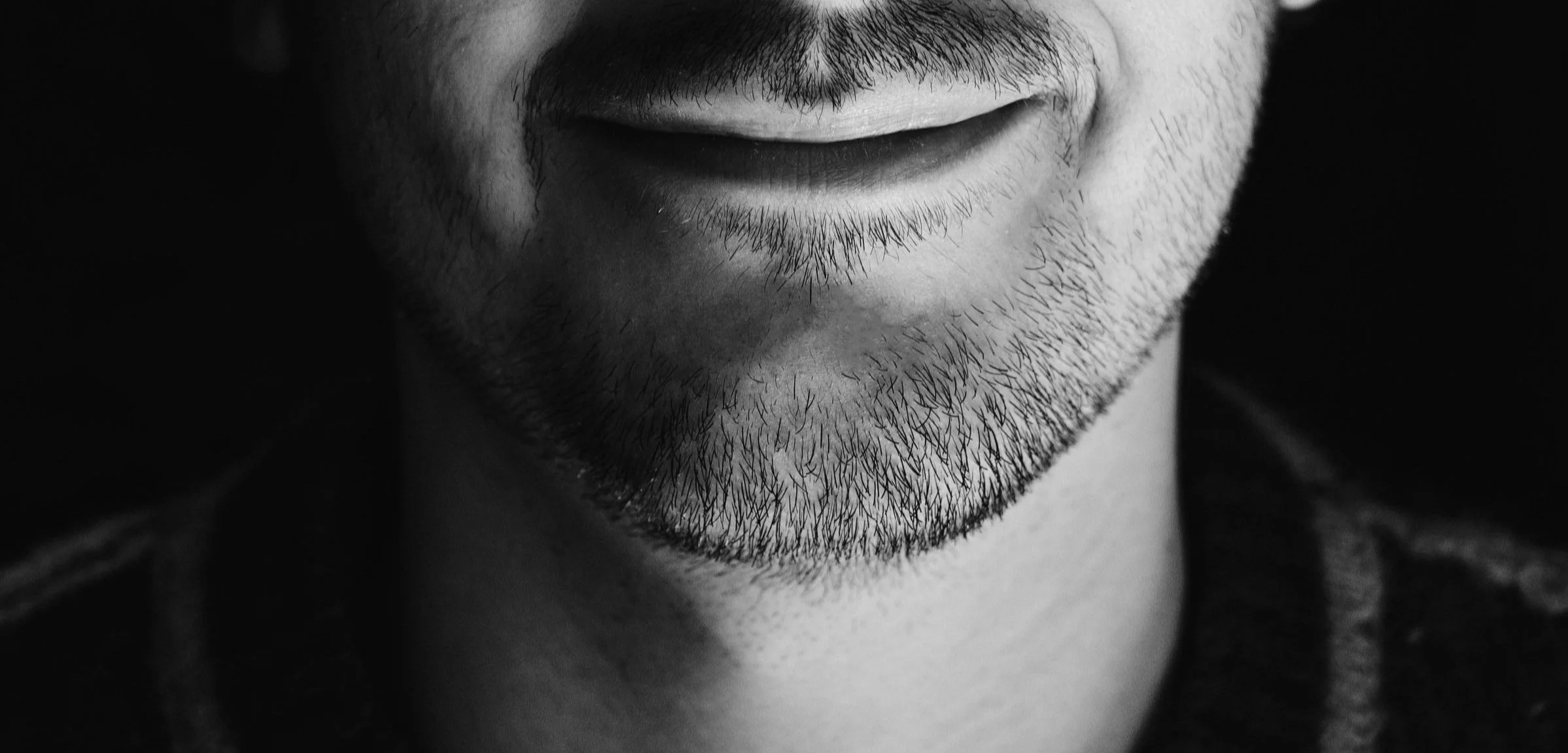 Primo piano di Dario Tomei, in bianco e nero.