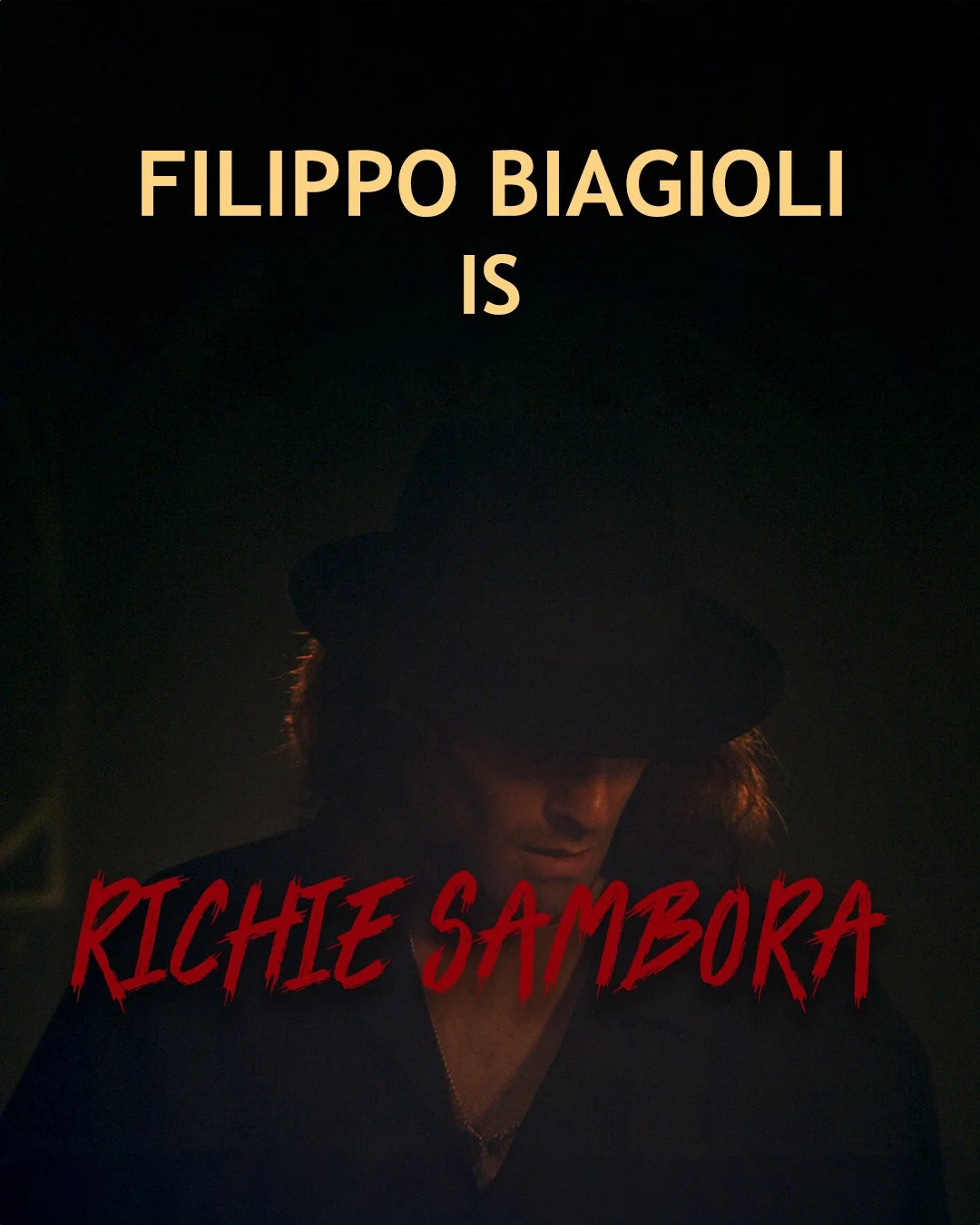 Poster con il testo 'Filippo Biagioli is Riche Sambora' in bianco e rosso, con immagine di una persona con cappello in ombra