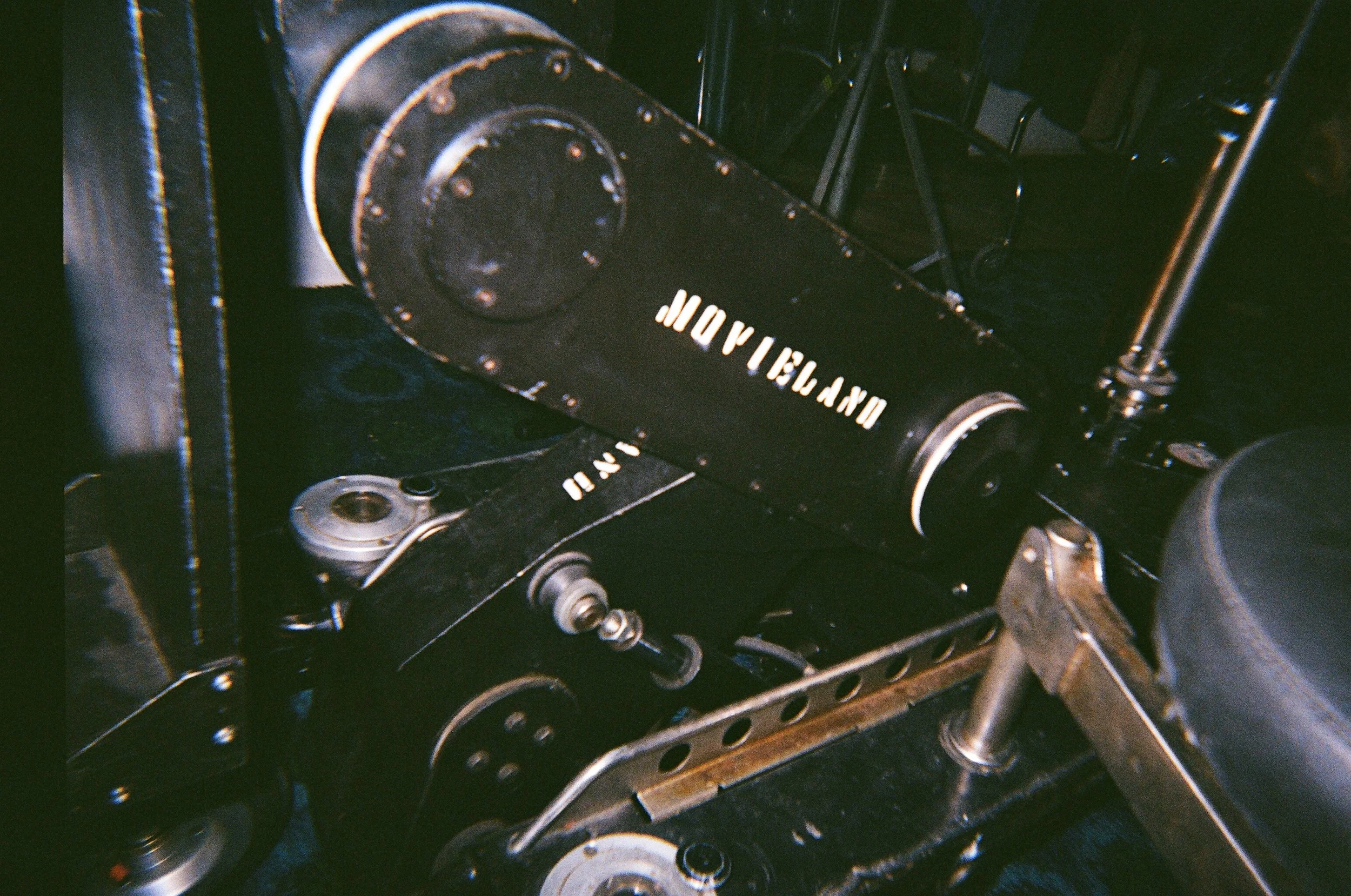 Parte di una moto da corsa, con un telaio in metallo e un cilindro di combustione con la scritta "DAPRAGINO".