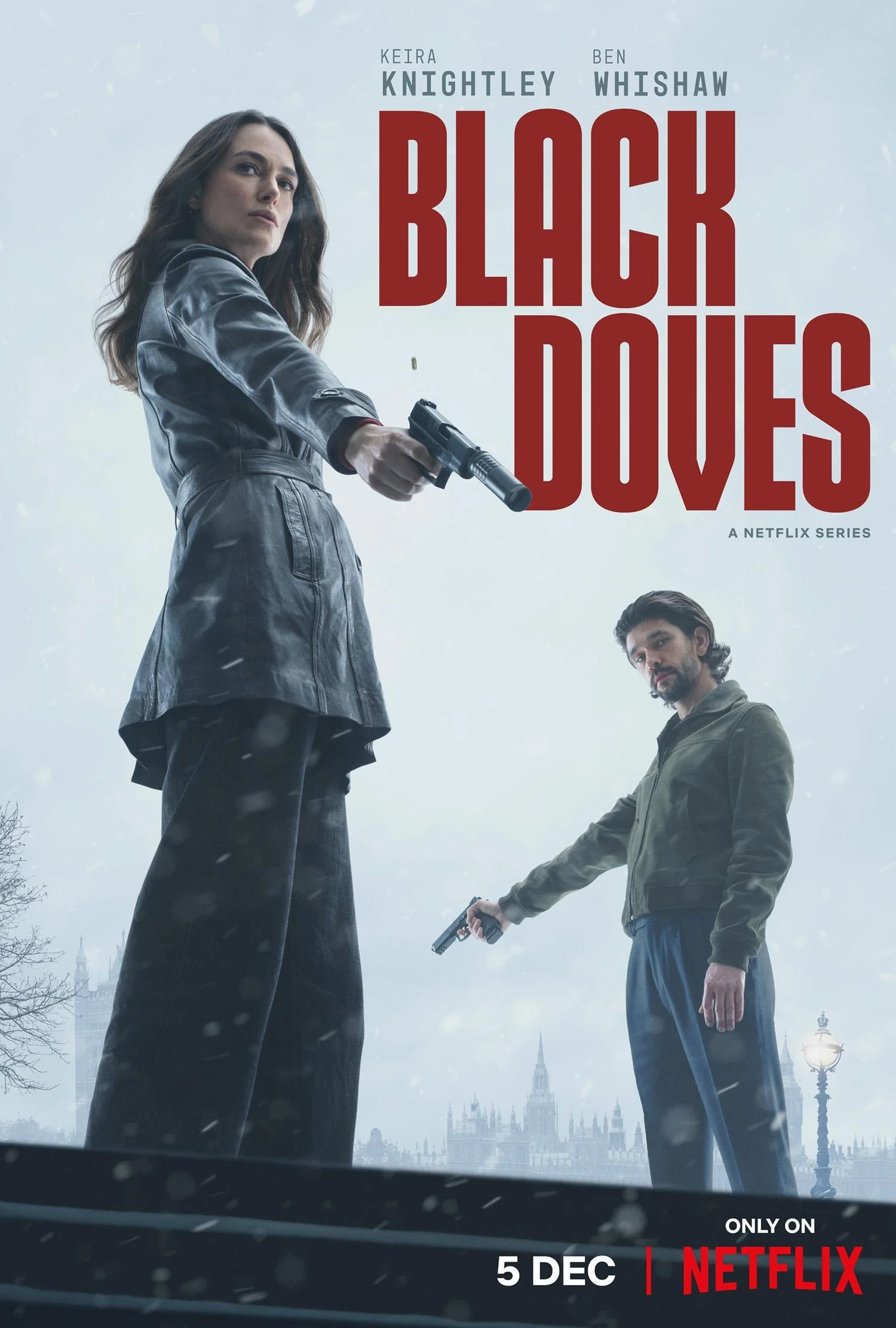 Locandina della serie Netflix 'Black Doves' con due personaggi, una donna con una pistola e un uomo, contro uno sfondo di Londra