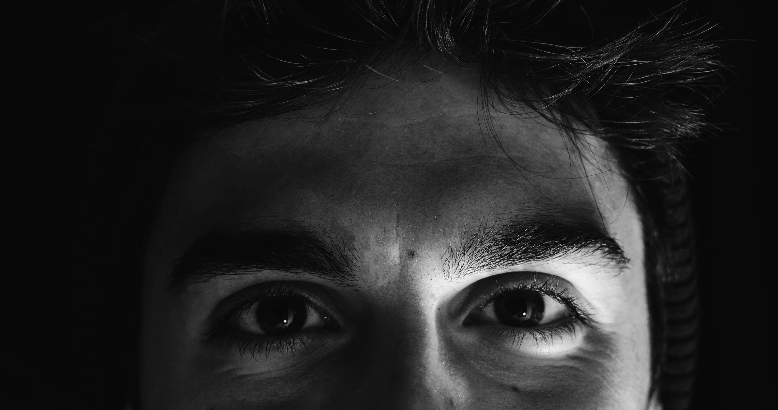 Primo piano di Dario Tomei, in bianco e nero.