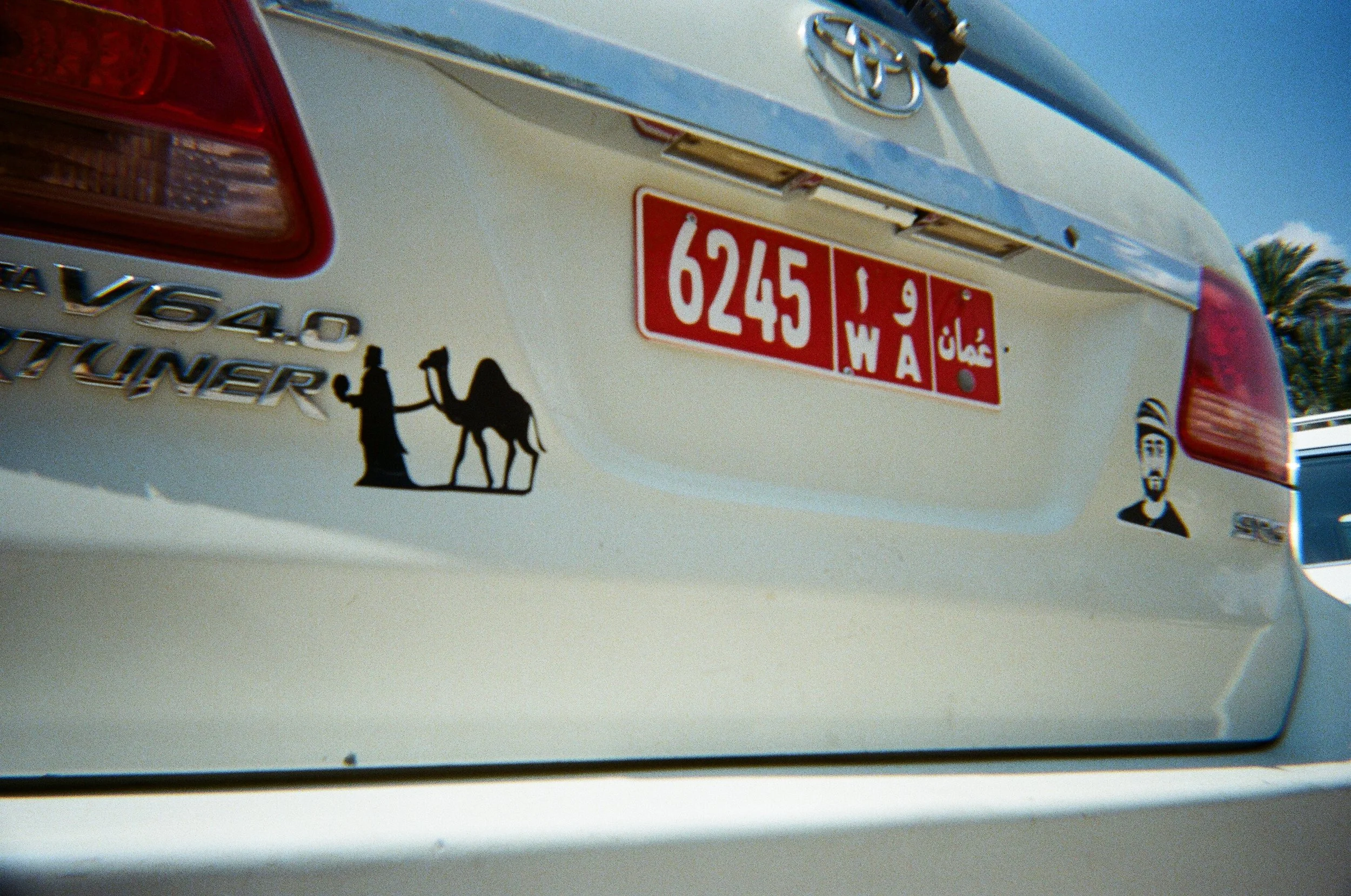 Retro targhetta araba con simbolo di cammello e figura araba.