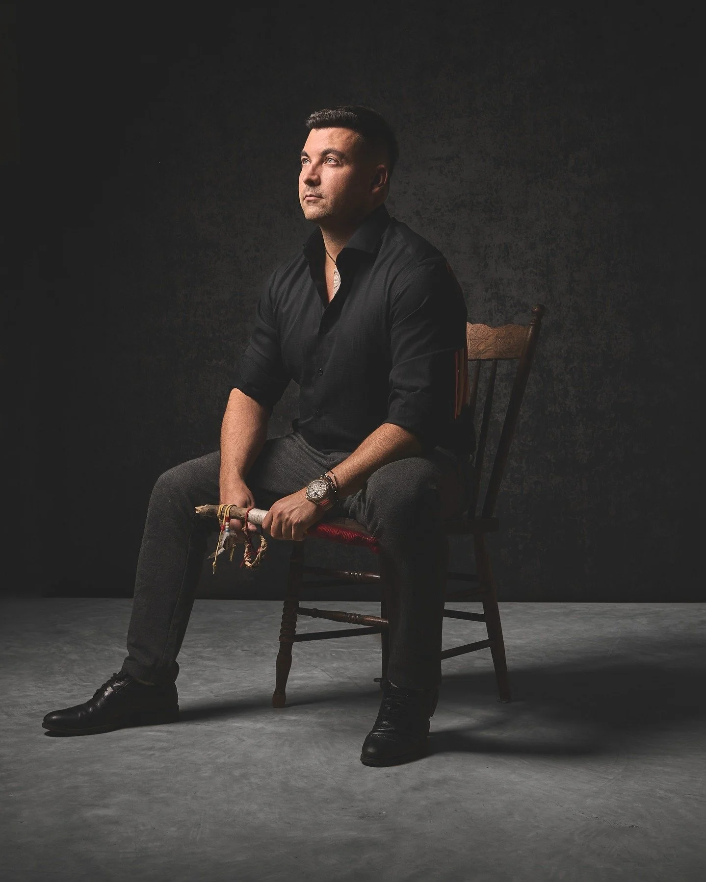 Napess de la Nation Innu avec le b&acirc;ton de la parole #indigenous #indigenousphotographer #innu #premieresnations #firstnations #autochtone #indigenousman