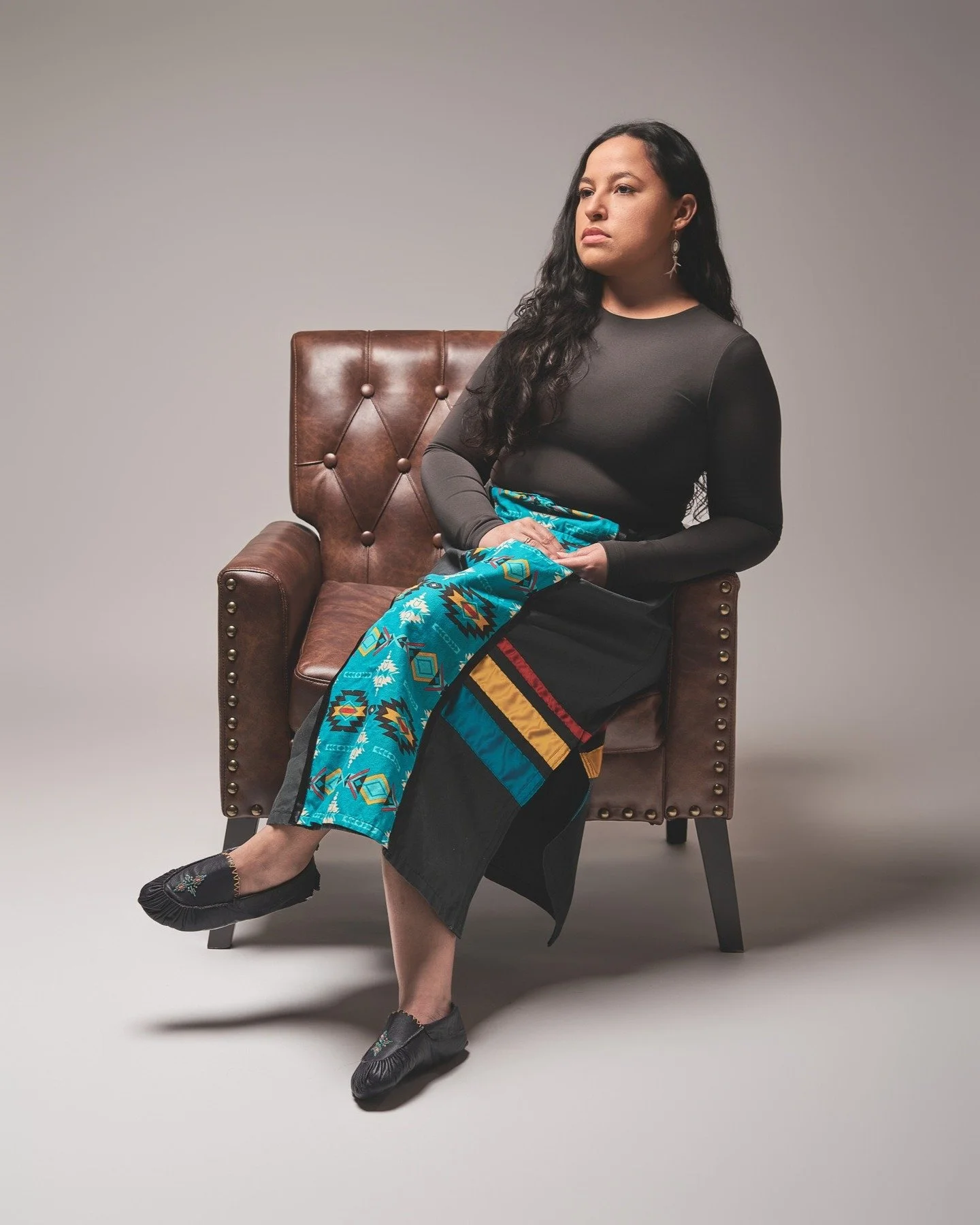 Shooting photo en l&rsquo;honneur de la Journ&eacute;e nationale de la jupe &agrave; rubans, c&eacute;l&eacute;br&eacute;e chaque ann&eacute;e le 4 janvier au Canada, afin de rendre hommage aux cultures autochtones, de souligner la r&eacute;silience 