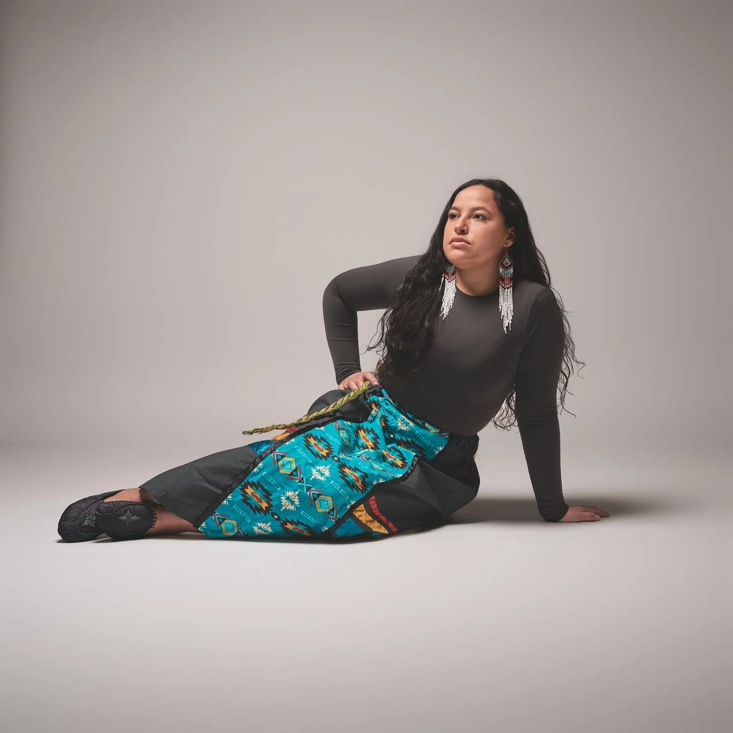 Shooting photo en l&rsquo;honneur de la Journ&eacute;e nationale de la jupe &agrave; rubans, c&eacute;l&eacute;br&eacute;e chaque ann&eacute;e le 4 janvier au Canada, afin de rendre hommage aux cultures autochtones, de souligner la r&eacute;silience 