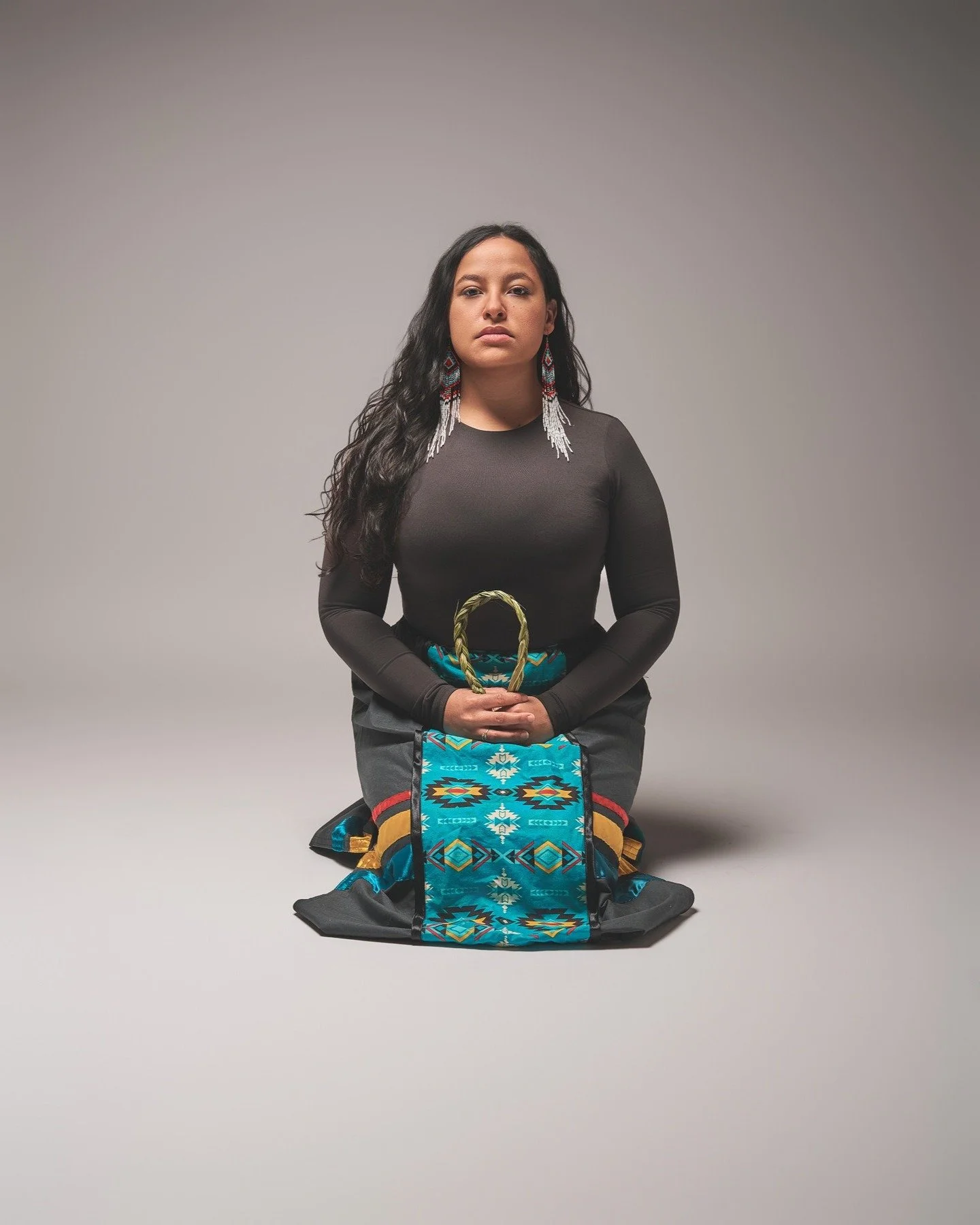 Shooting photo en l&rsquo;honneur de la Journ&eacute;e nationale de la jupe &agrave; rubans, c&eacute;l&eacute;br&eacute;e chaque ann&eacute;e le 4 janvier au Canada, afin de rendre hommage aux cultures autochtones, de souligner la r&eacute;silience 