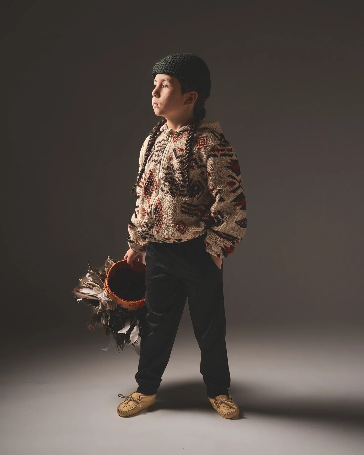 Mon fils, fier de ses racines Innu-Wendat, toujours pr&ecirc;t &agrave; poser pour moi.