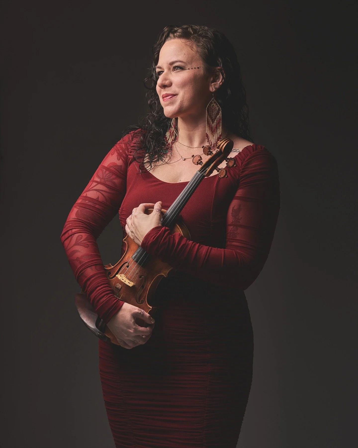 Artiste accomplie membre de la Nation Wendat ✊ violoniste, compositrice de musique de film et productrice