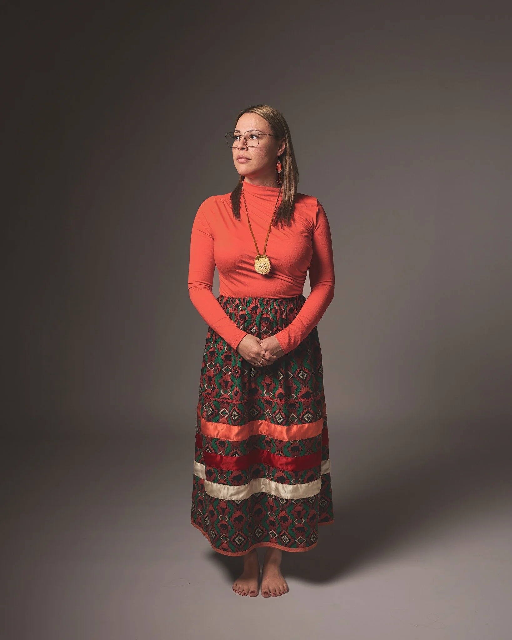 Shkuess Nation Innu - Portant la jupe qu&rsquo;elle a elle-m&ecirc;me confectionn&eacute;e, elle porte aussi une partie de son histoire. Chaque couture refl&egrave;te la gu&eacute;rison et le chemin parcouru vers la paix int&eacute;rieure.

#jupearub