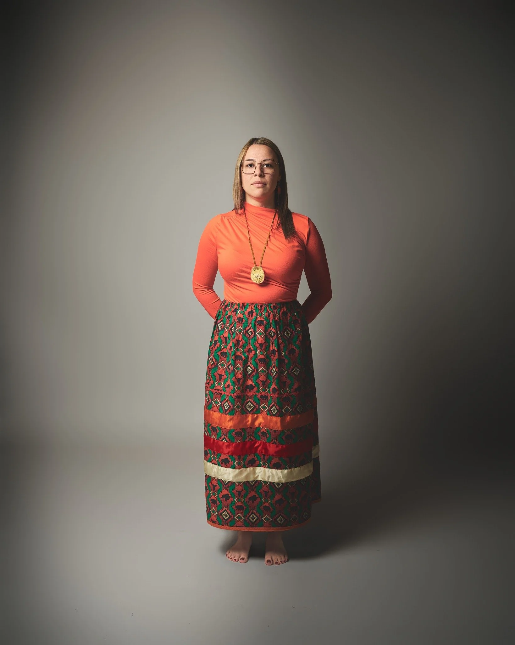 Shkuess Nation Innu - Portant la jupe qu&rsquo;elle a elle-m&ecirc;me confectionn&eacute;e, elle porte aussi une partie de son histoire. Chaque couture refl&egrave;te la gu&eacute;rison et le chemin parcouru vers la paix int&eacute;rieure.

#jupearub