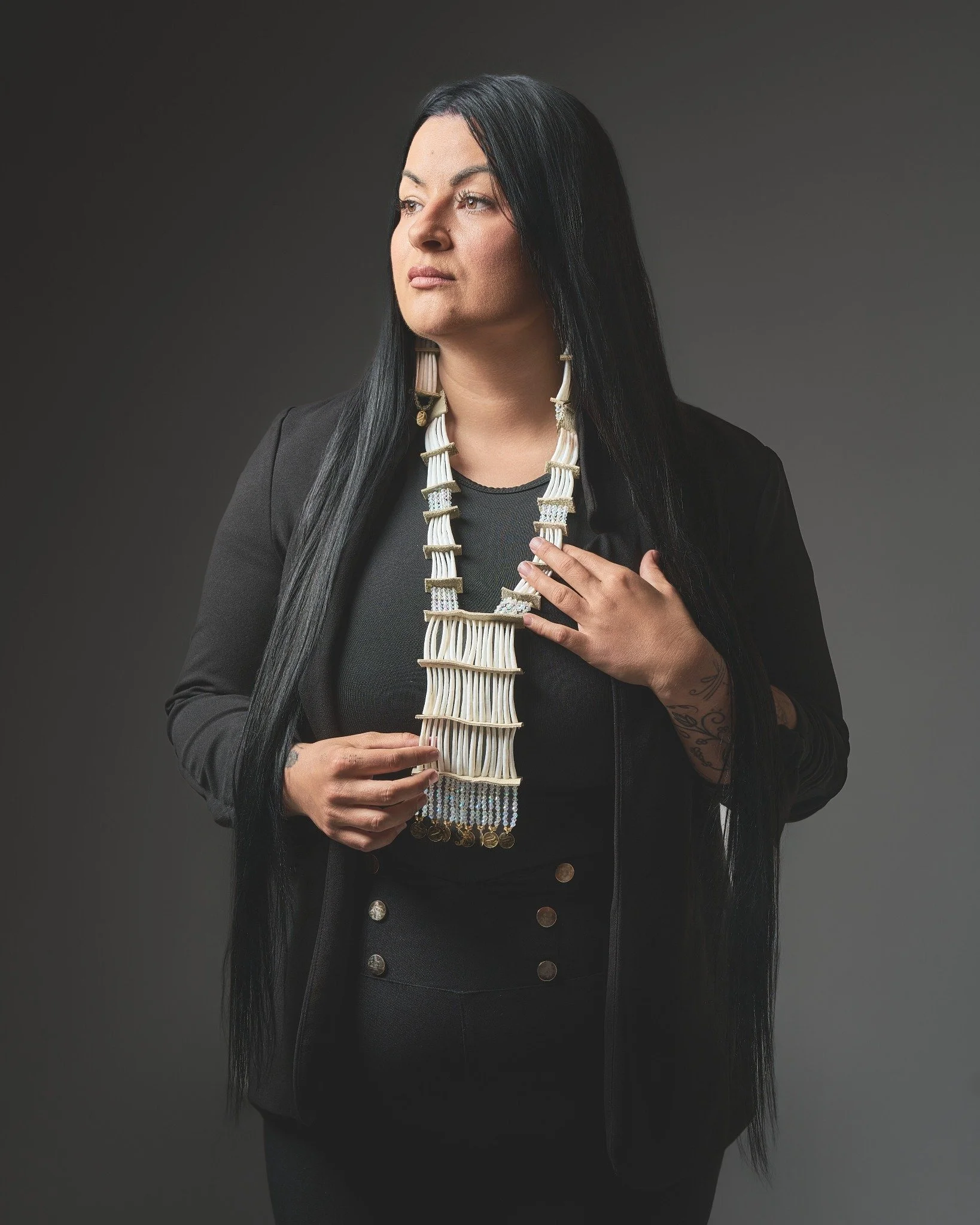 J'ai offert a ma femme ce BreastPlate pour la f&ecirc;te des M&egrave;res. 
Model 📷 @kimpicard22
Bijoux Cr&eacute;ation 🦅 @labbegaetane
Merci &agrave; ma petite cousine pour cette cr&eacute;ation 🫡
#breatplate #indigenouswoman #indigenousphotograp