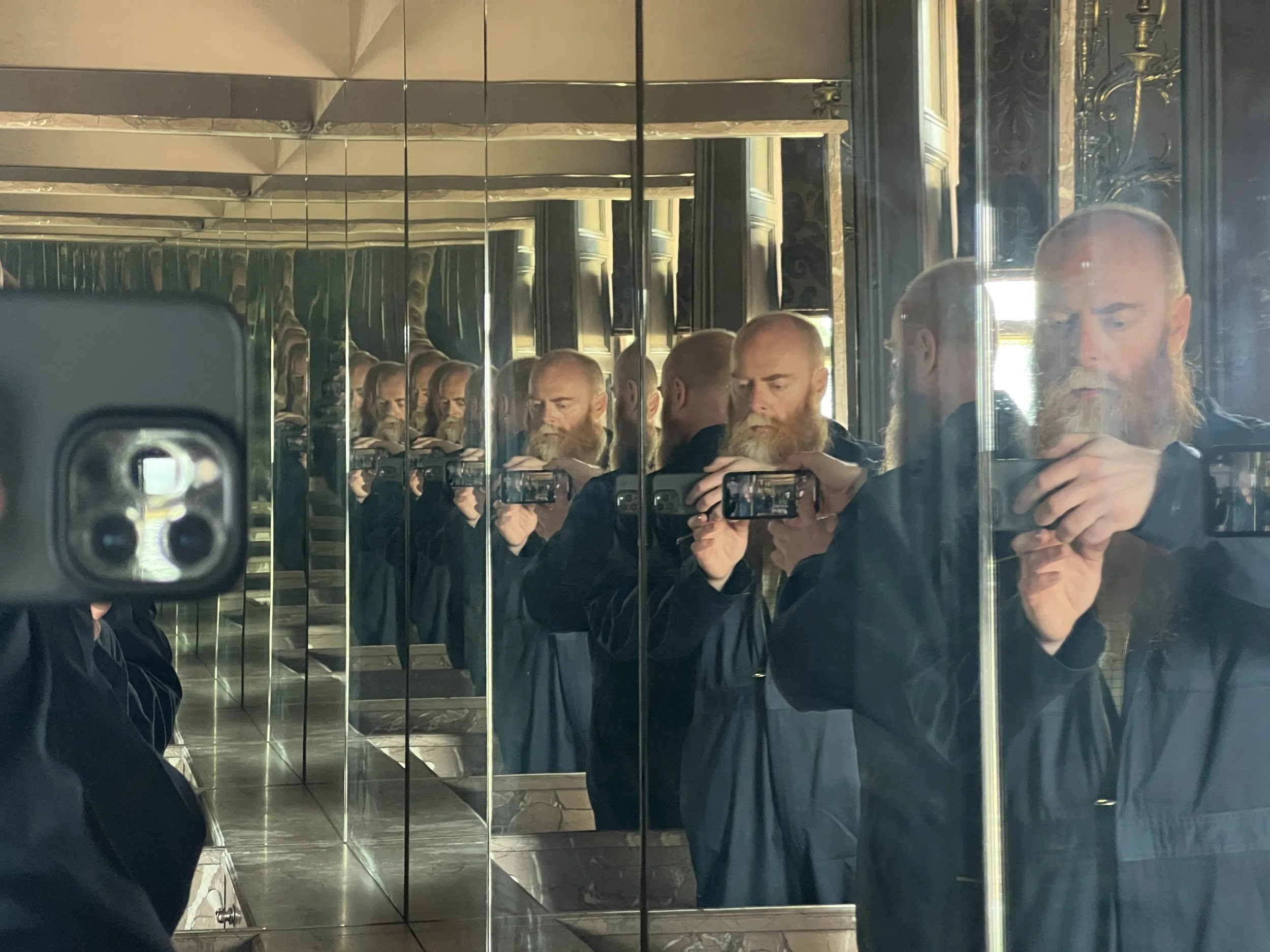 S1 again. This was taken in the en suite of the big green room. Endless mirror selfie for the utterly narcissistic amongst you...