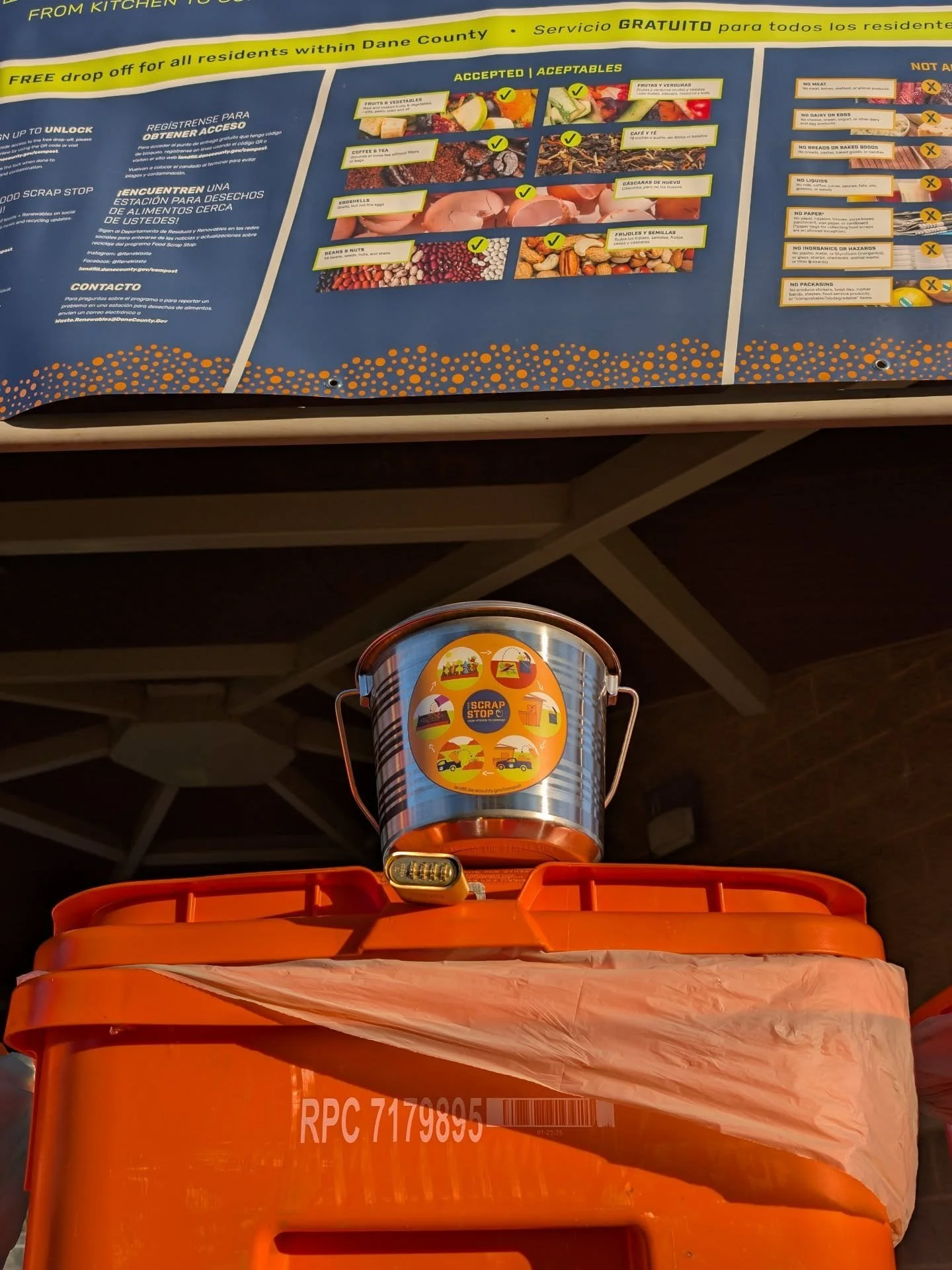 Got food scraps? You can now compost them for FREE at Swan Creek Park! It's all part of Dane County's Food Scrap Stop program, which aims to keep compostable items out of the landfill.
As you collect your food scraps, you can bring them to the Swan