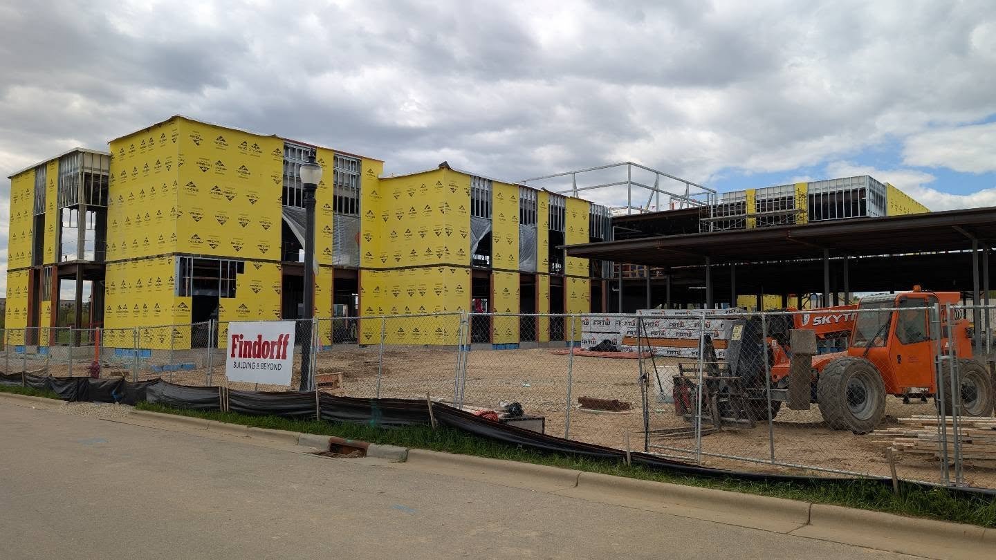 🏗️ WHAT'S GROWING ON? 🏗️

The @uw_health/@unitypointhealth/Lifepoint rehab hospital in Uptown Fitchburg is really taking shape! And next door, the Lido Apartments are moving along as well. This block of East Cheryl Parkway looks way different than 