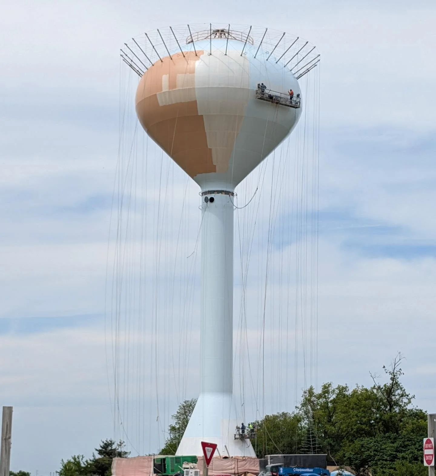 The painters were hard at work this afternoon giving Water Tower D a coat of white paint. They must have nerves of steel to be up 100+ feet in the air!

#FitchburgWI