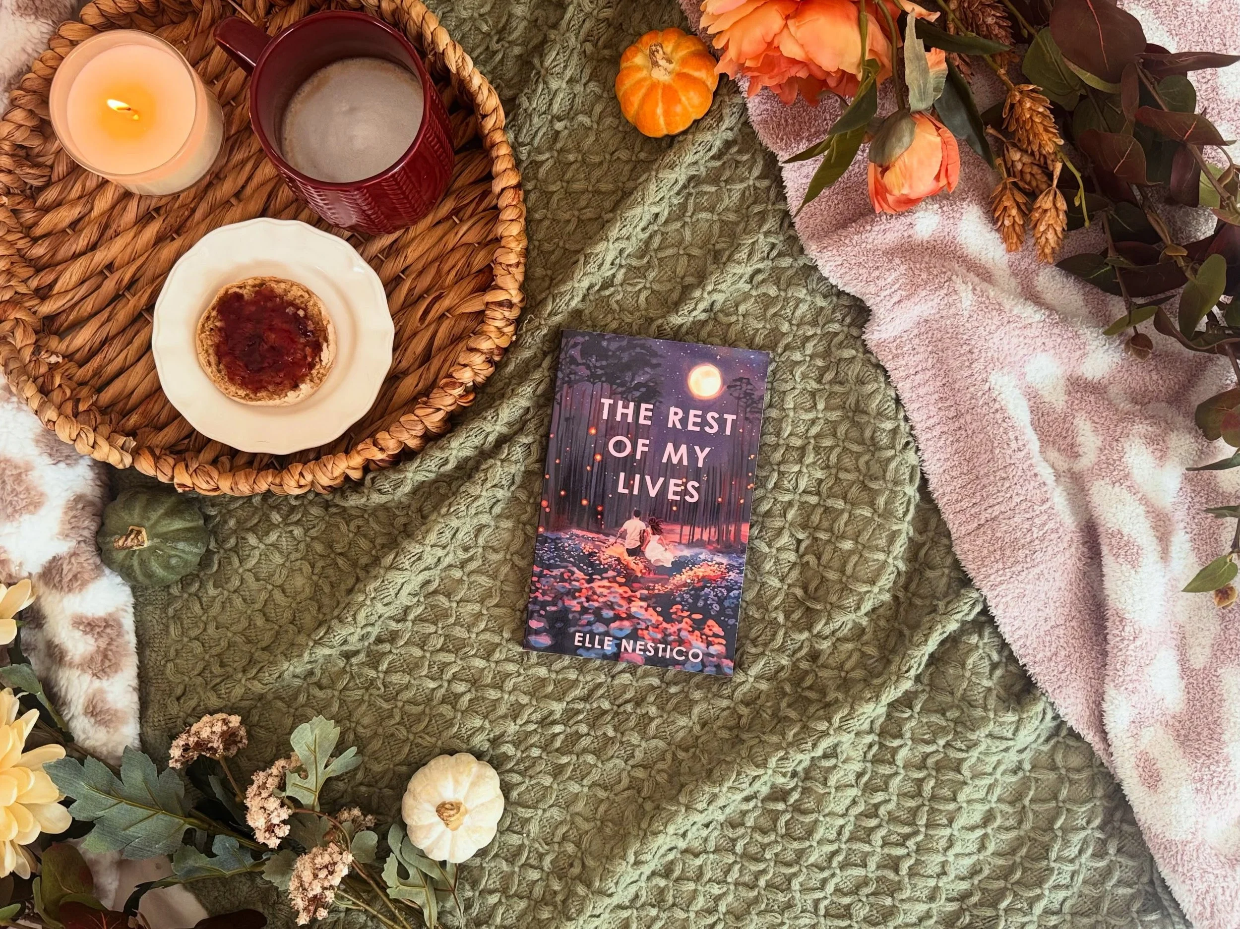 Fall reading season = breakfast in bed, cozy mornings, and an epic love story you can&rsquo;t put down. 🍂☕️📖🤎

#FallReads #RomanceBooks #Bookstagram #FallReading #cozyreads