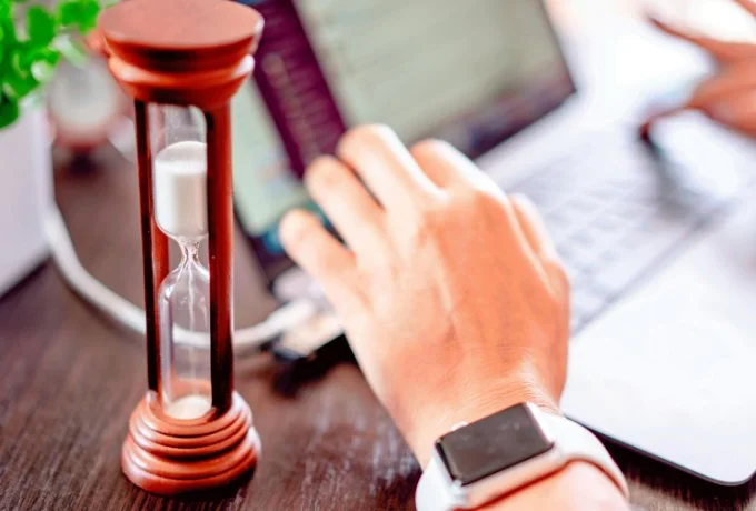 Person using a timer to apply the 5-minute rule for overcoming procrastination.