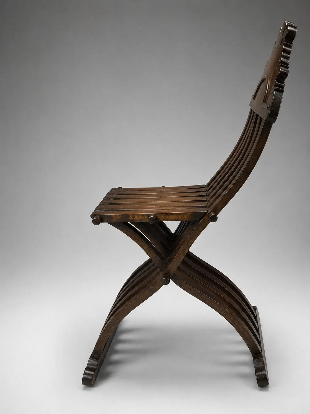 Side profile of Savonarola Linea chair highlighting curved slats, folding structure, and intersecting base supports