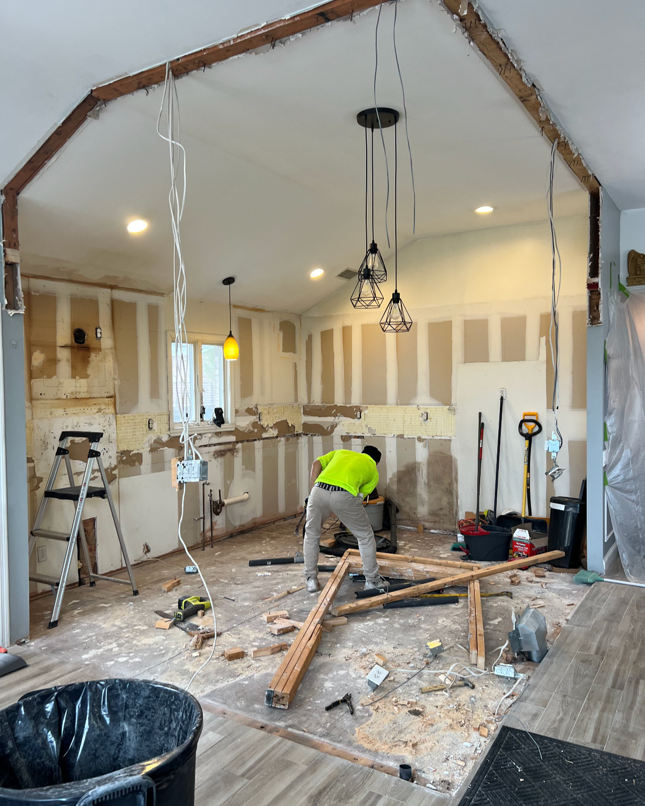 A full-scale kitchen revitalization featuring bespoke cabinetry and hand-selected, premium-grade stone surfaces. Every element was custom-engineered to balance sophisticated aesthetics with professional-grade functionality.