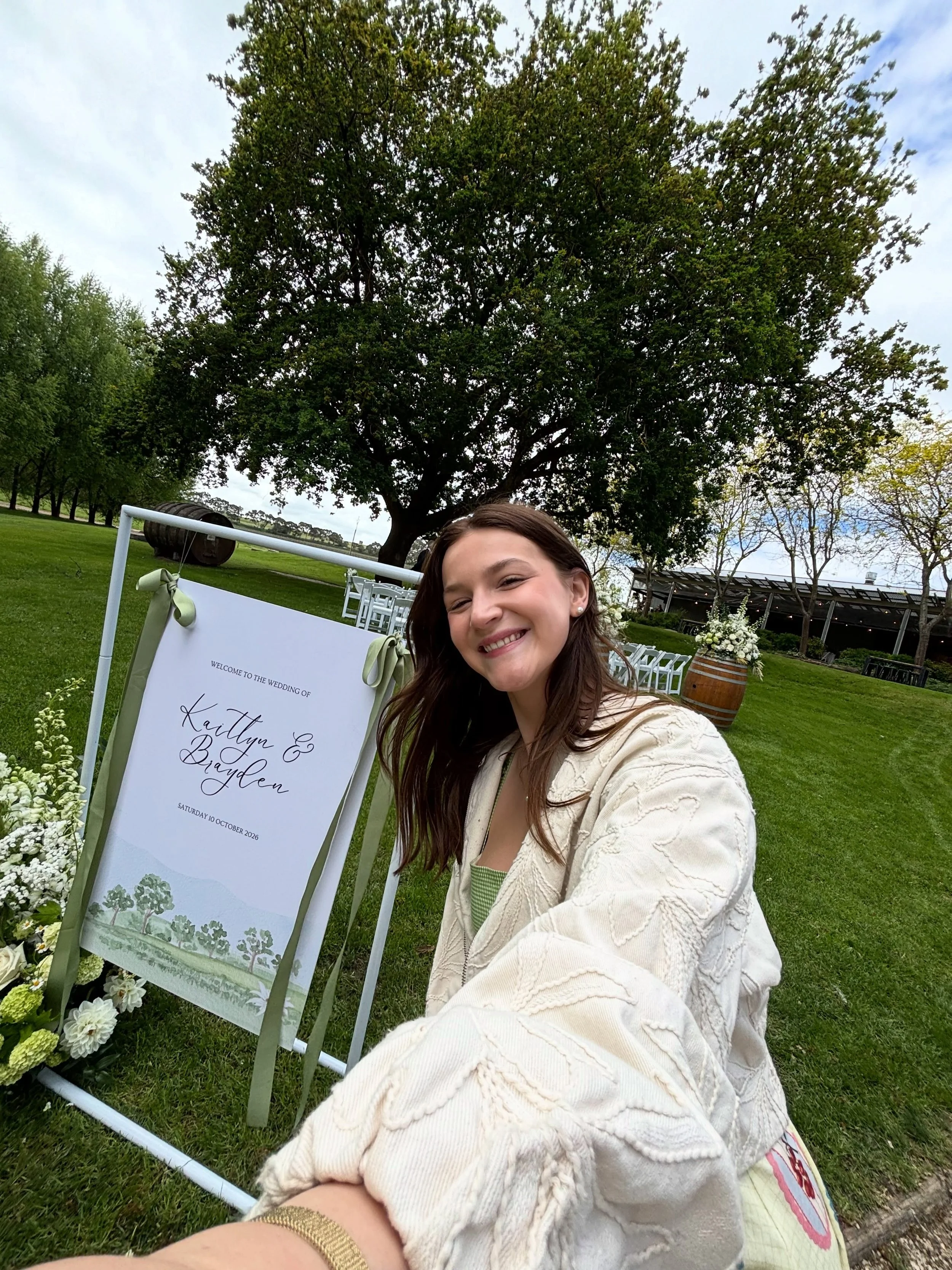 Painting Kaitlyn and Brayden&rsquo;s loved ones 🤍 at my all time favourite @howardvineyard_weddings 🌳🐶 

Featuring the welcome sign I painted for them at @loveandletterco !!! 🥹 

#liveweddingillustrator#liveweddingpainter#adelaideweddings