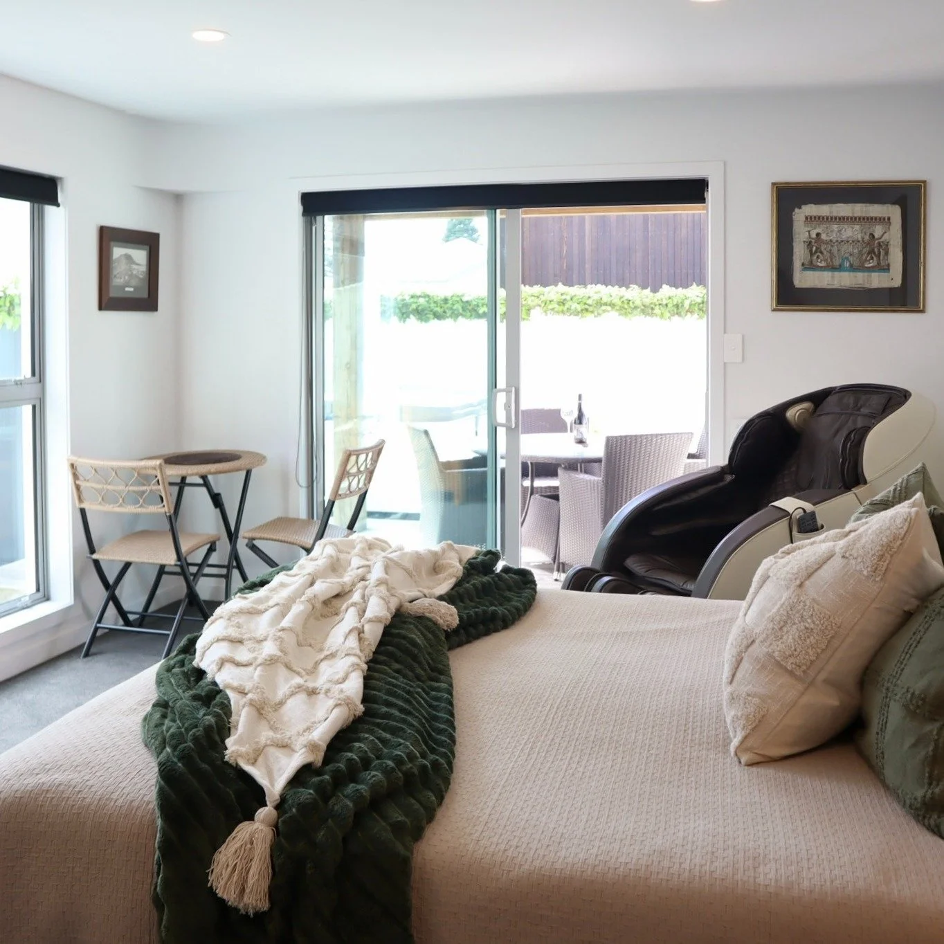 Stay Cozy &amp; Relaxed

After a day of wandering downtown, sink into the soothing massage chair at Aroha Cove. With a kitchenette, breakfast table, and a spacious modern bathroom, your studio is designed for calm, comfort, and total privacy.

Plan y