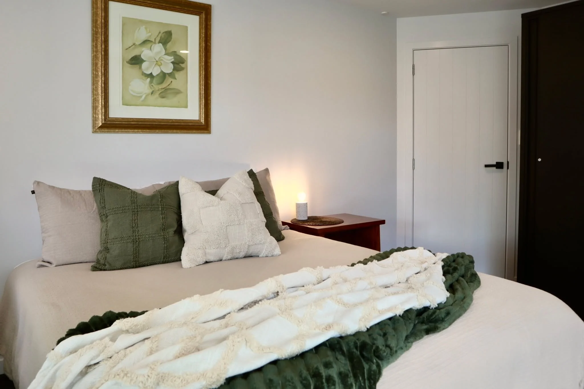 Relax &amp; Recharge

From a luxurious shower in the modern bathroom to a quiet moment in the massage chair, Aroha Cove is your haven in the heart of the city. Privacy and comfort come standard, so you can truly recharge while downtown.

Secure your 