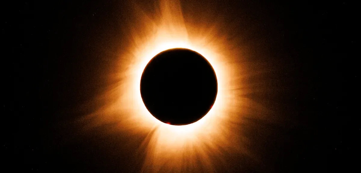 Partielle Sonnenfinsternis und große Planetenkonstellation