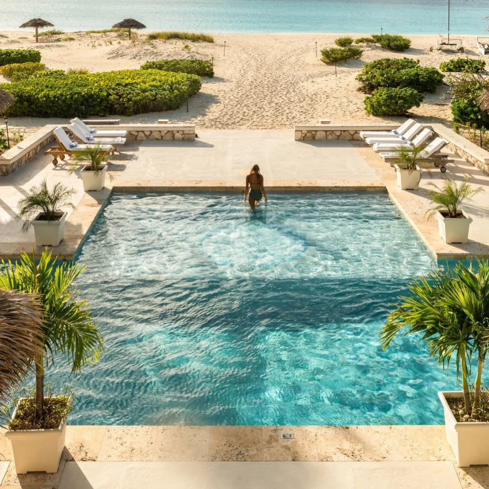 Planning a family or group vacation often comes with the same question:
Do we choose the comfort and privacy of a villa, or the convenience of a resort?

In Turks &amp; Caicos, you don&rsquo;t have to choose.

Thanks to my trusted local partners @lux