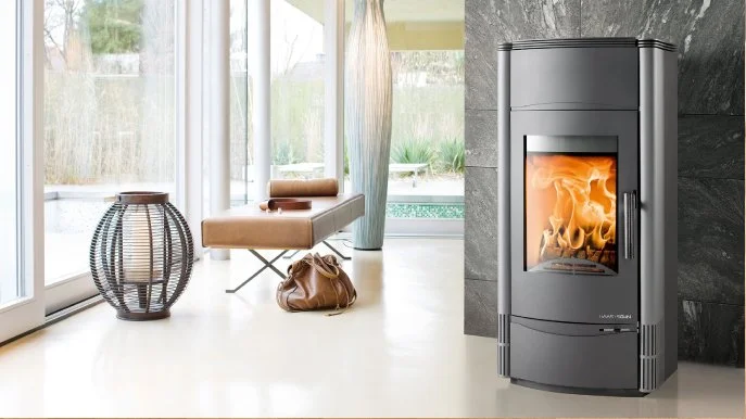 Moderne Wohnung mit einem Holzofen, modernem Interieur und großen Fenstern.