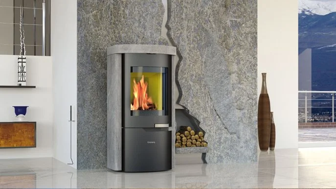 Moderne Wohnung mit einem Kamin, in dem ein gemütliches Feuer lodert.