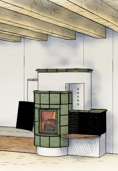 Ein moderner Kamin mit grüner Fliesenverkleidung und Holz seinen, in einem Raum mit Holzbalken an der Decke.