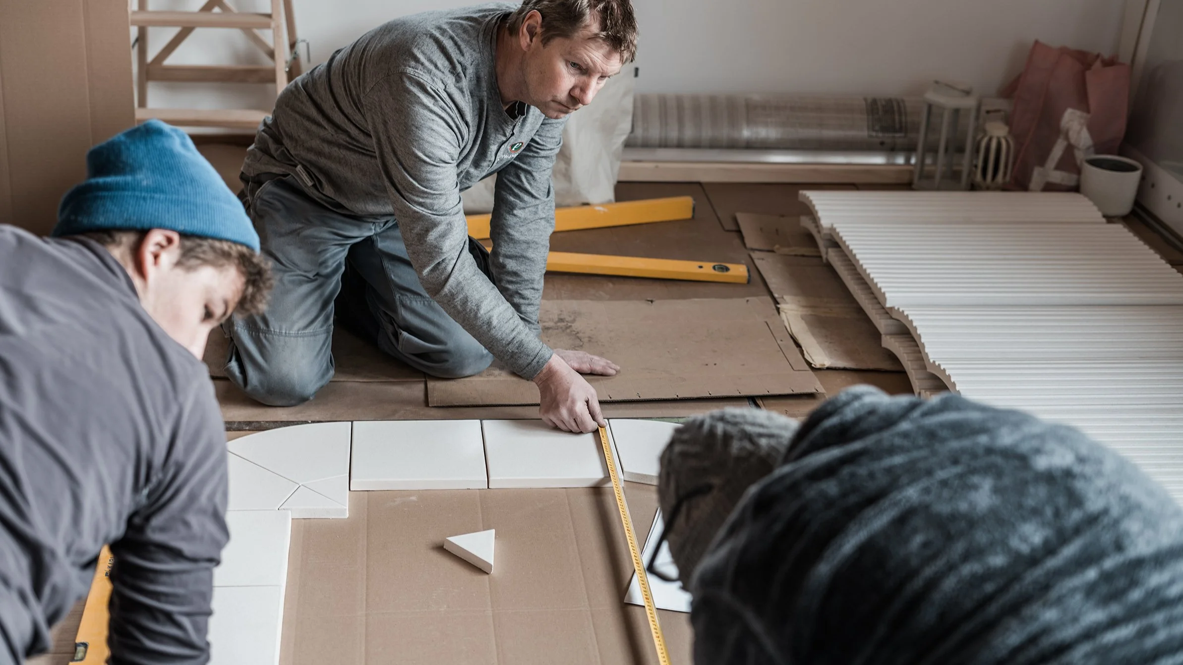 Die Ofensetzer bereiten die Ofenkacheln vor.