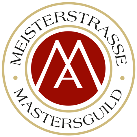 Das Logo der Meisterstraße Mastersguild, kreisförmig mit goldener Umrandung, rotem Hintergrund und weißen Linien, sowie schwarzem Text.
