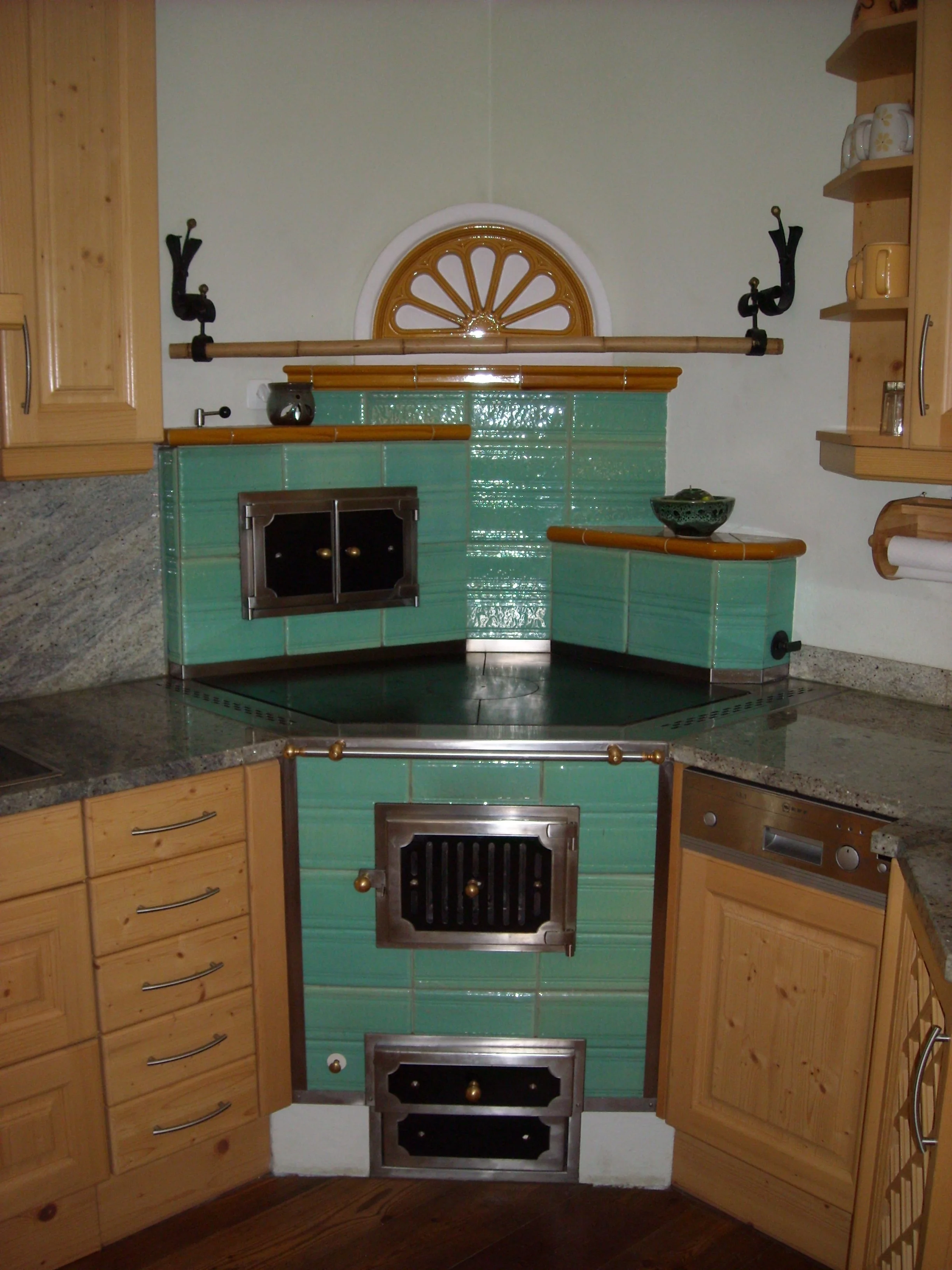 Ein funktionaler Küchenherd mit grünen Kacheln.