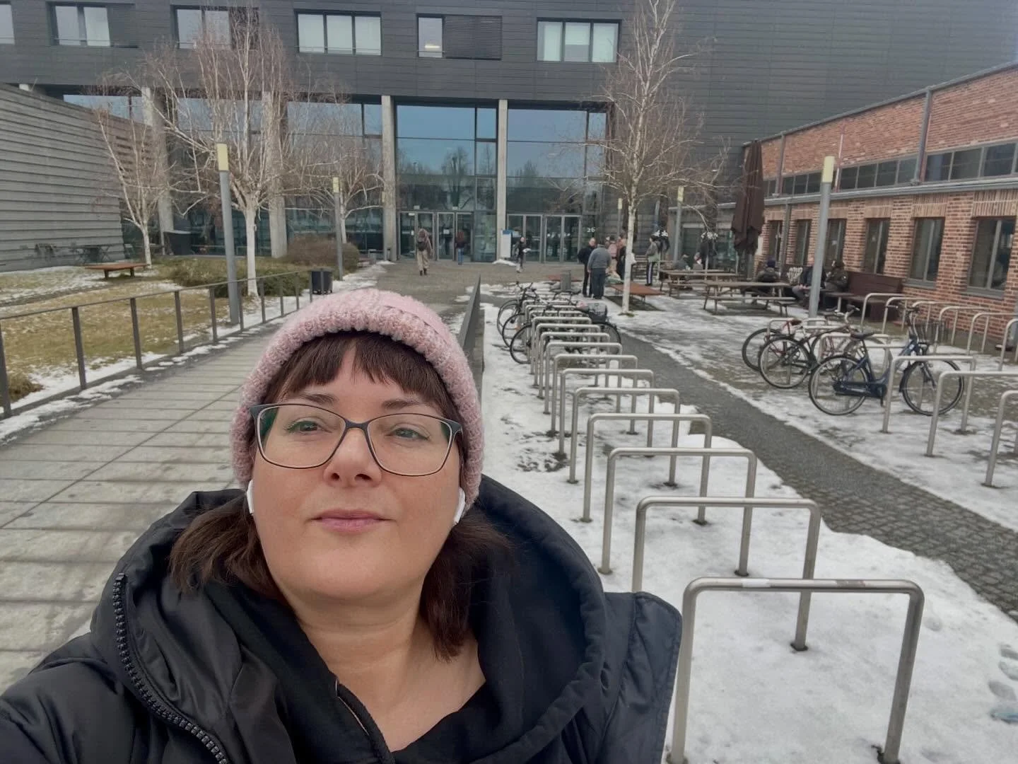 Hi everyone, here we go again. Preparations are underway. We are really excited. Today there is still ice and snow ❄️, but in May everything will be green. Do you know where I am?