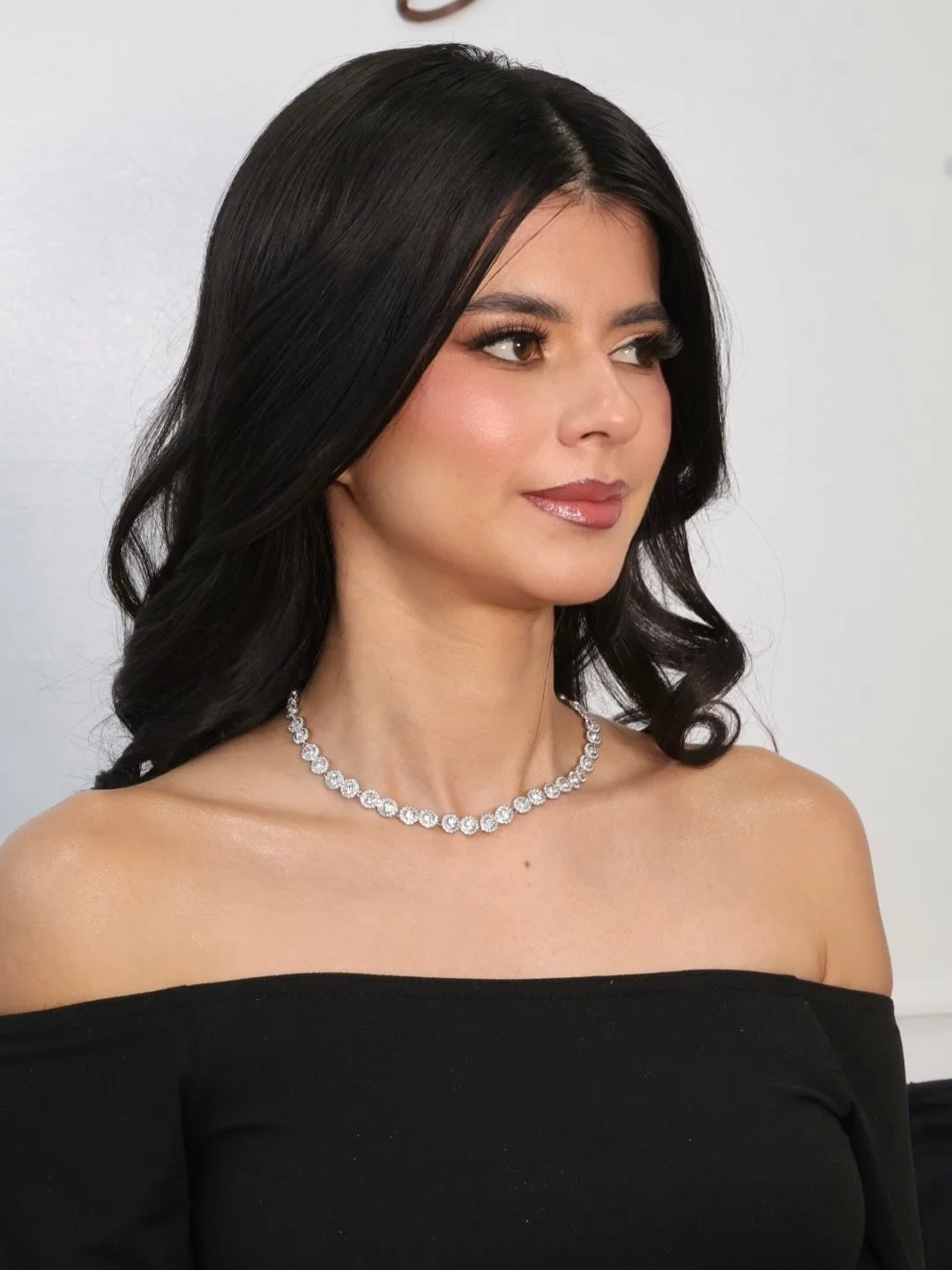 Glamorous Makeup Look ✨
Swipe &amp; save this inspo for your New Year&rsquo;s glam🎇🤎

💄📸 @saimuamakeup Using Canon GX7 III
Model: @estefaniamfc ✨

This look features flawless, radiant skin with a natural glow, softly sculpted cheeks, and a rosy b