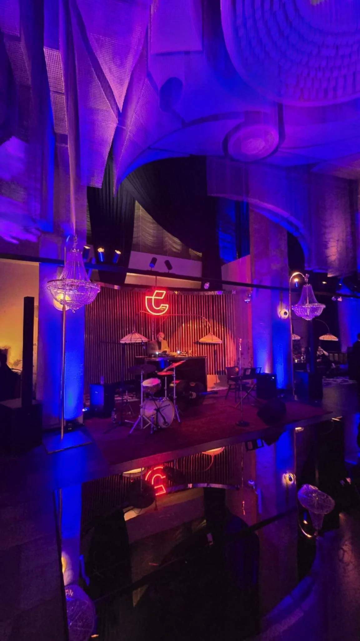 Geometric drawing of an outline square with sections divided by vertical, horizontal, and circle lines.