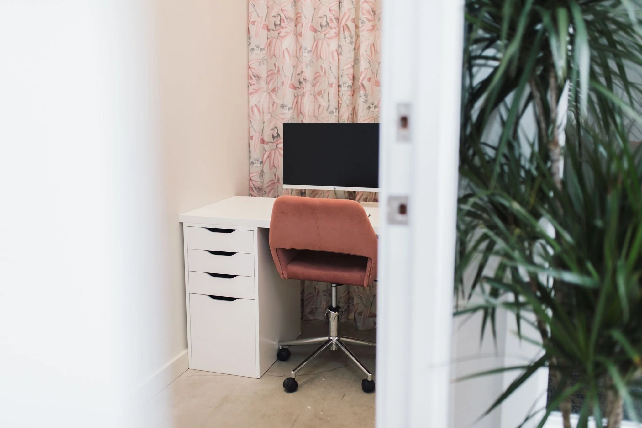 coworking private office for rent hourly.