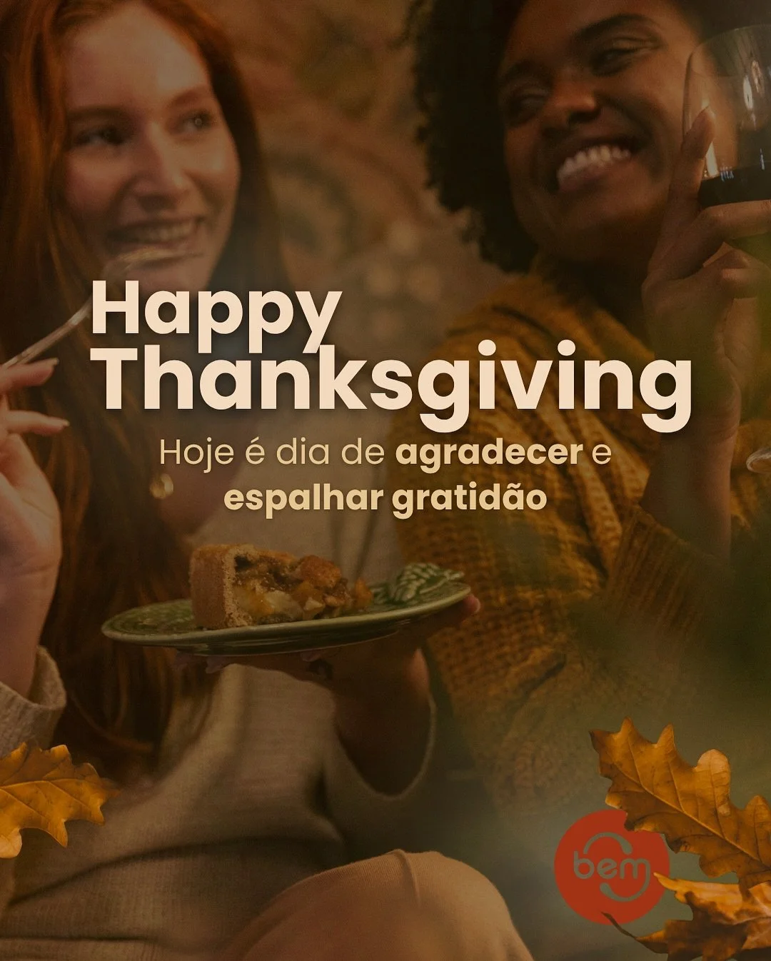 Hoje &eacute; dia de agradecer e espalhar gratid&atilde;o 💛🍂
Neste Thanksgiving, a gente quer celebrar o poder das conex&otilde;es e das mulheres incr&iacute;veis que caminham juntas, mesmo longe de casa.

Nos pr&oacute;ximos slides, voc&ecirc; vai