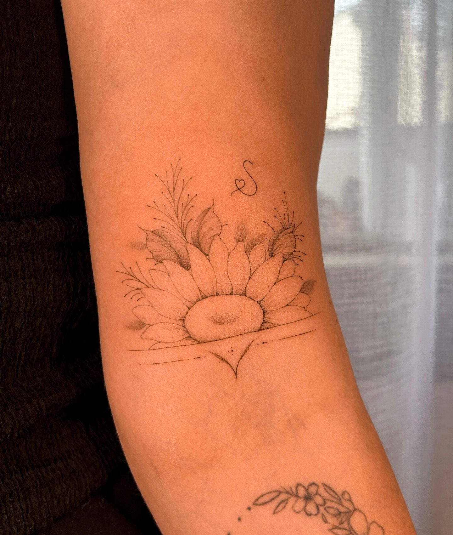 This was a very emotional tattoo. 
My clients were a mother and her daughter, and they chose to honor a loved one with a floral design. Each of them got a slightly different version, but both carry the same deep meaning. I feel truly honored to be pa