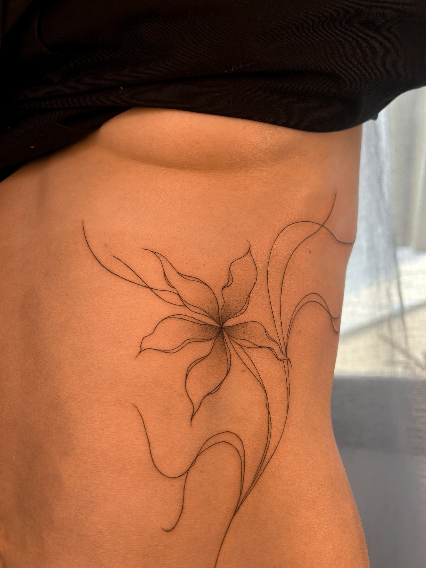 Here, I had the chance to create an abstract flower and draw everything freehand directly onto my client. Thank you for your trust. 🌷
I love projects like this because they can be perfectly adapted to the body.

#tattoo #finelinetattoo #smalrealism 