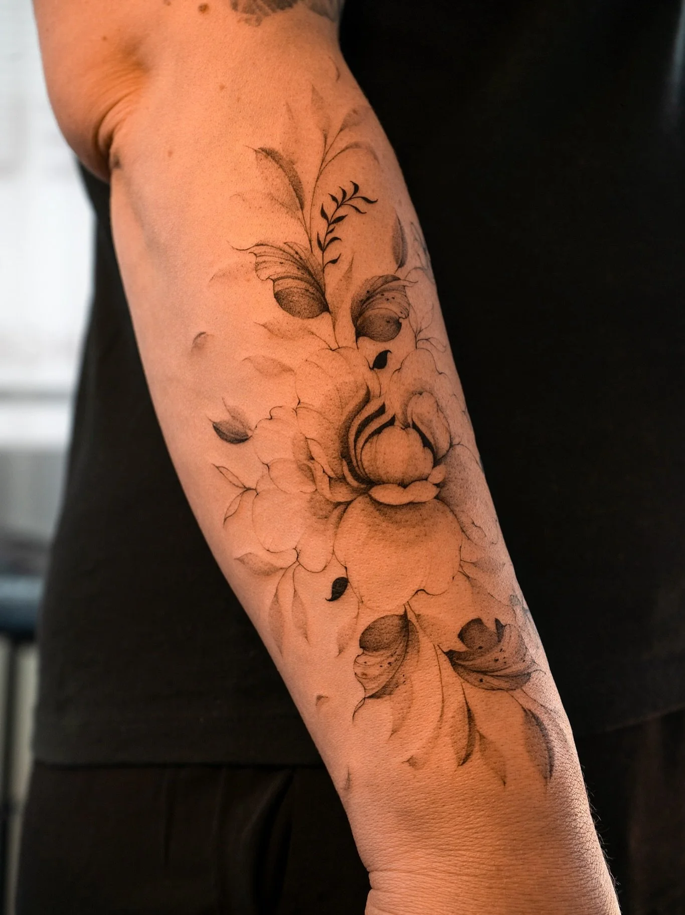 I had the joy of creating this beautiful floral piece freehand on my client 🌿
Right now, this is what I love most, shaping floral designs directly onto your body, letting them flow naturally with you. 

Every line grows organically, like a little pi