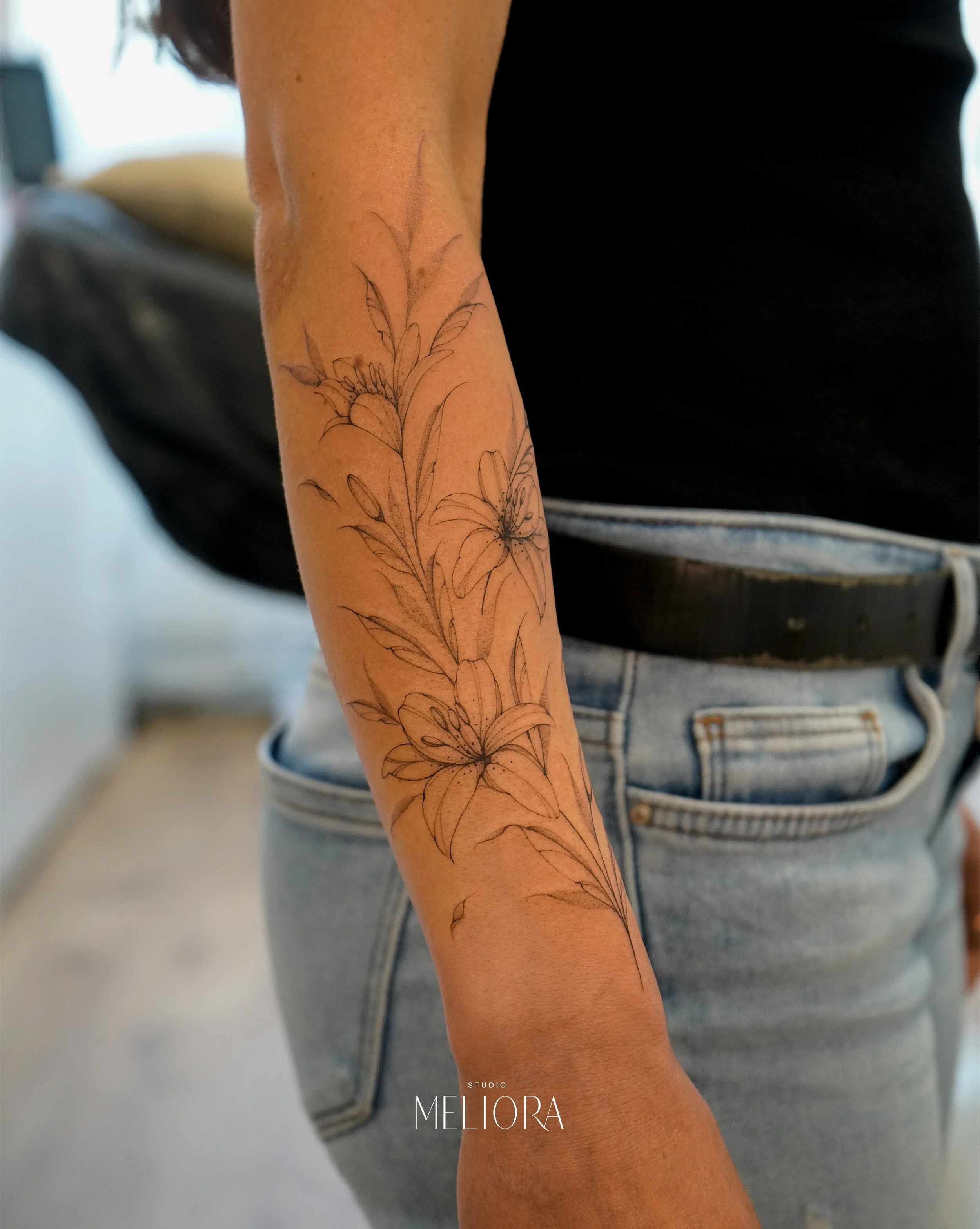 Die Geschichte hinter diesem Tattoo ist etwas ganz Besonderes: Die Tochter meiner Kundin malt leidenschaftlich gerne Blumen, und genau davon haben wir uns inspirieren lassen. 💐

Dieses Tattoo ist erst der Anfang &ndash; wir werden das Motiv nach und