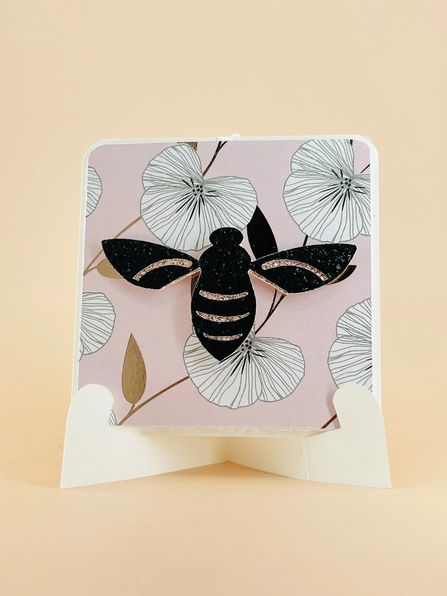 BEE010_1.JPEG