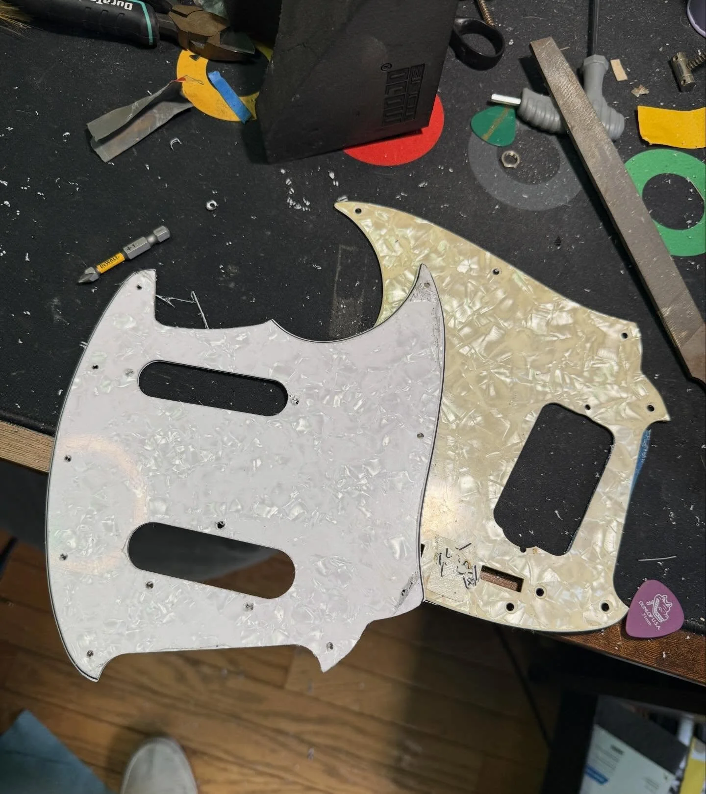 Making a custom pickguard for a #jagstang , getting rid of the humbucker for a tele style p90 and a DOPE strat size staple pickup, custom built from my dude Josh @righteoussoundpickups who never tells me no.