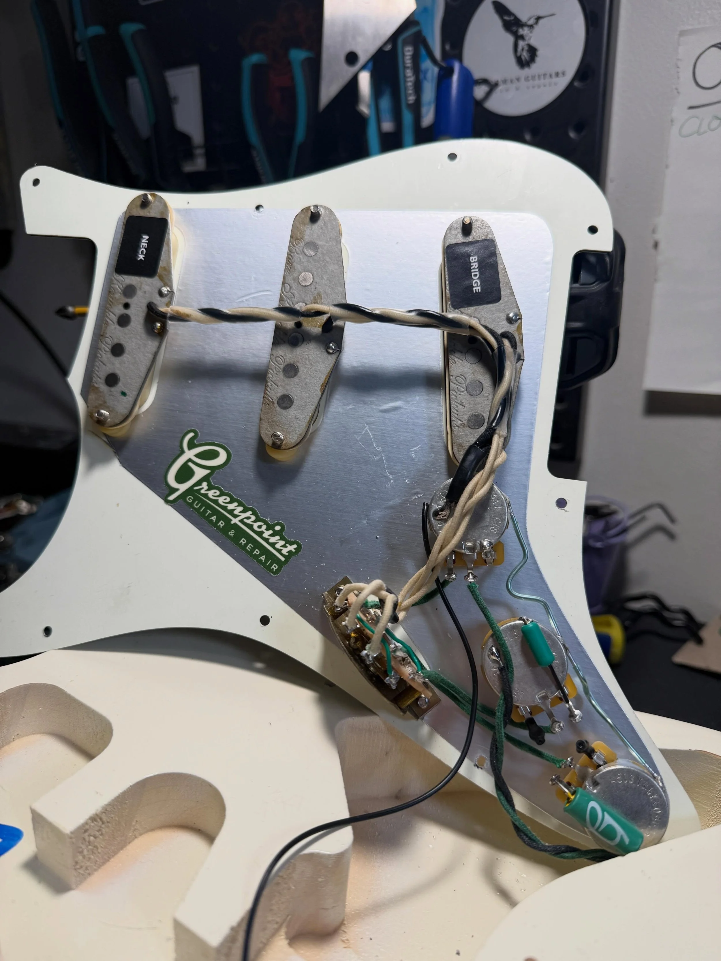 Clean wiring, loaded pickguard 😎