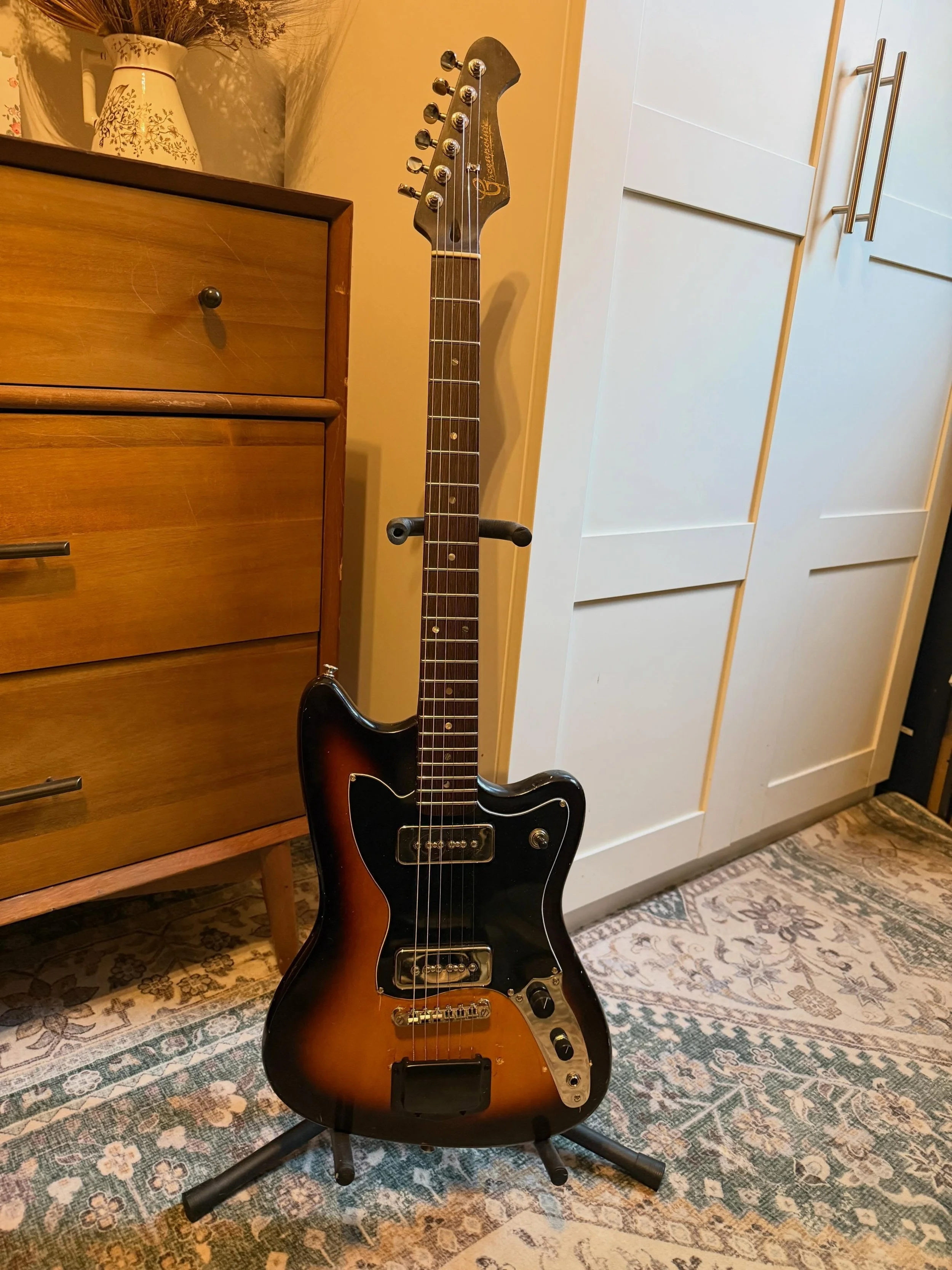 FOR SALE - $550! I built this #kitchensink Silvertone out of spare parts I had laying g around the shop. Super fun to play and it&rsquo;s full scale with a tiny body! Hit me up if you&rsquo;re interested!