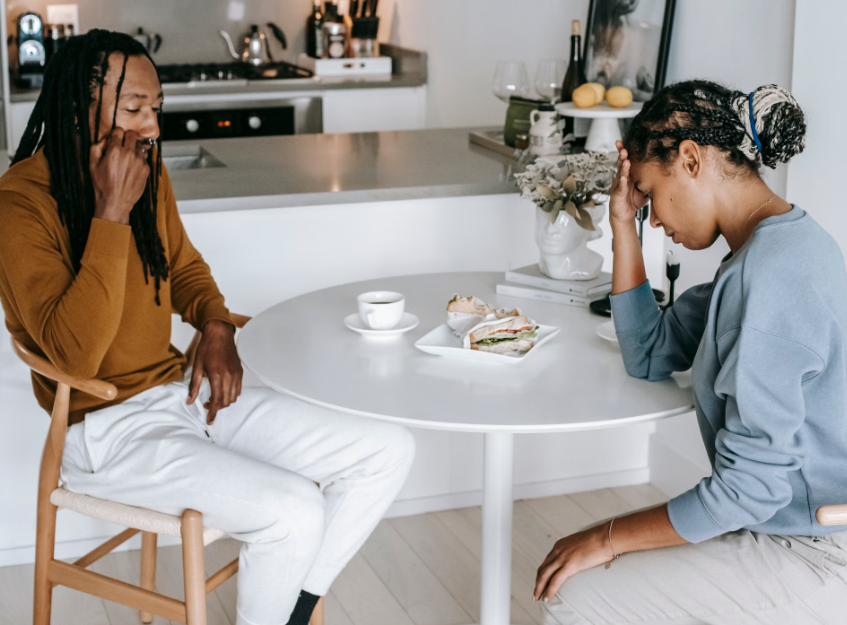 Couple having a thoughtful conversation while distinguishing relationship anxiety from a genuine relationship concern.