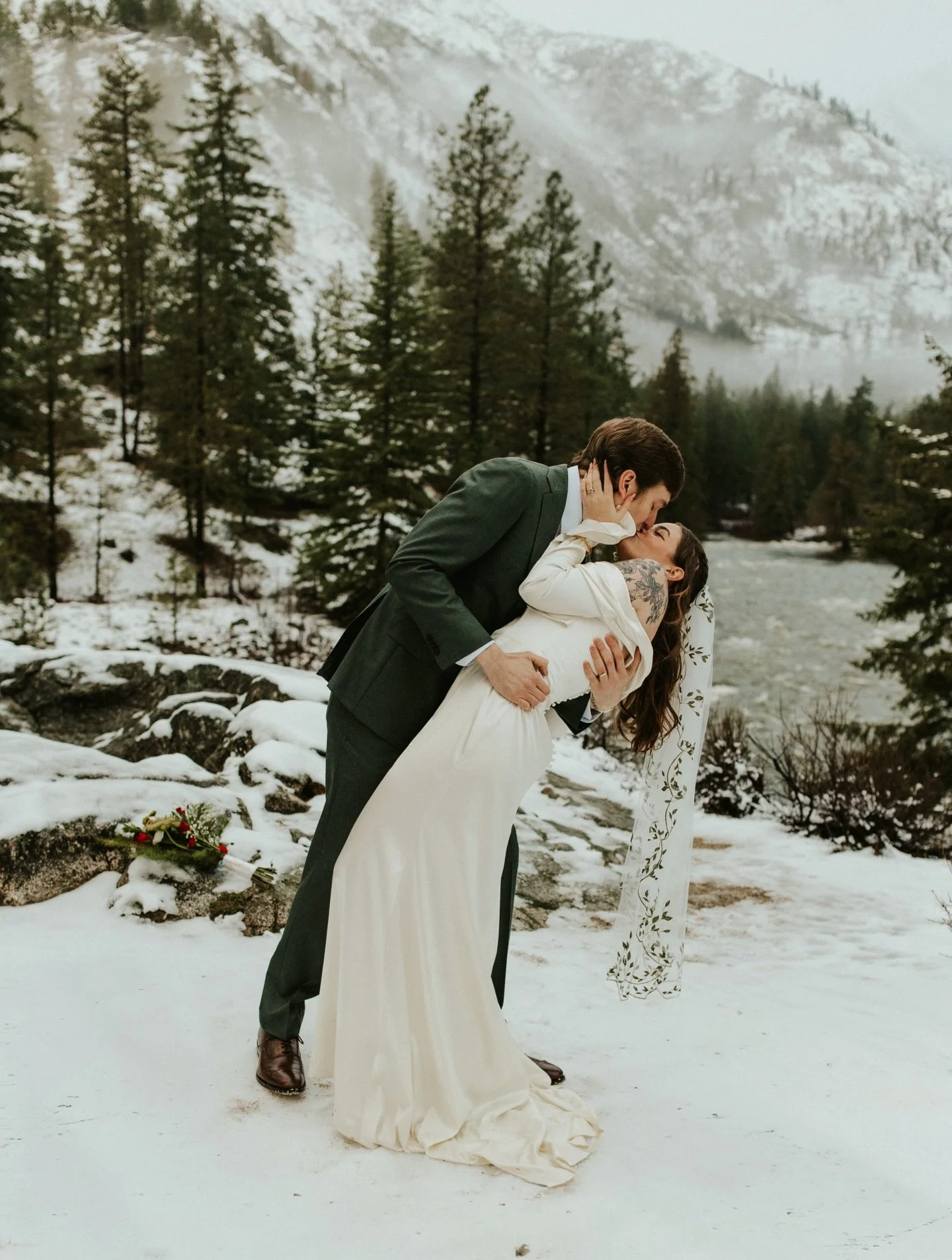 The most beautiful winter wedding day tucked into the cascades for Elizabeth and Gregory ❄️🌨️