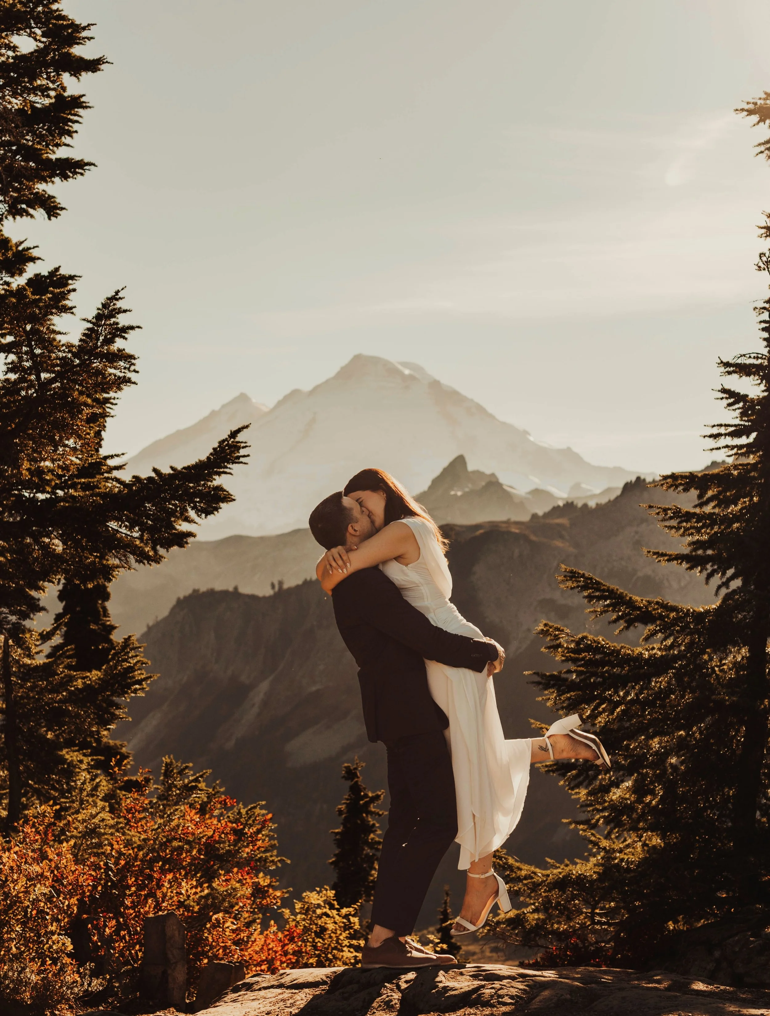 Delaney + Dave and some of my favorite moments from last night&rsquo;s magical fall session in the north cascades. 🥹🏔️